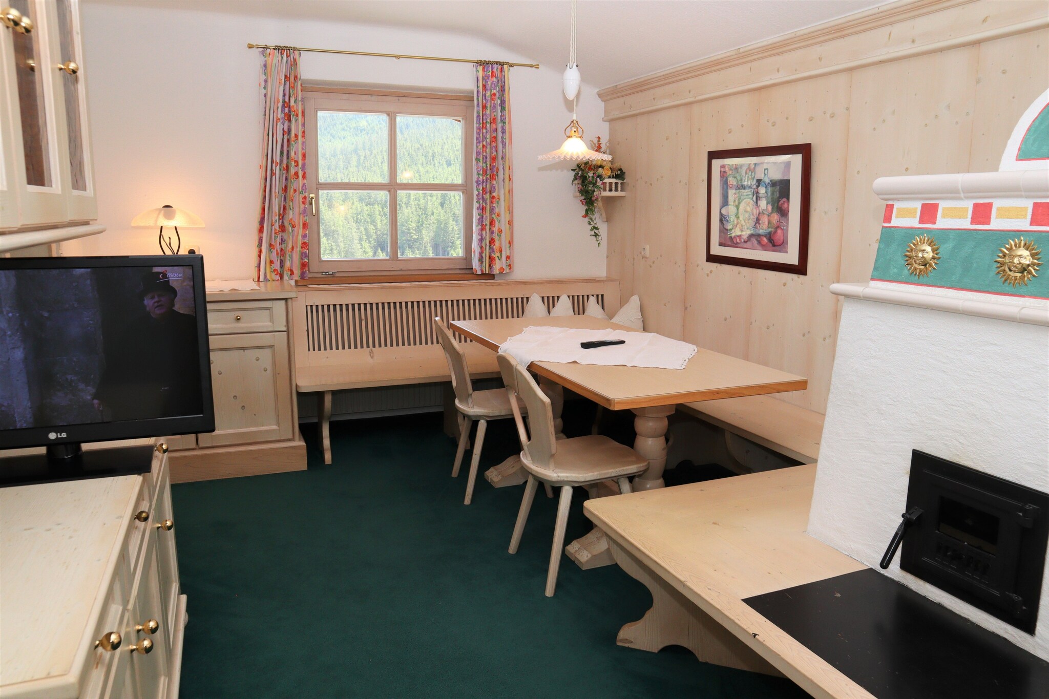 The Edenlehengut is idyllically nestled in green meadows in the National Park Community Krimml - in the immediate vicinity of the world famous Krimml waterfalls. Your accommodation is approximately 1 km from the city center. Enjoy your well-deserved vacation on the farm in a family atmosphere. The municipality of Krimml at 1067 m above sea level. At the end of the Salzach Valley you can choose between natural walking or cycling trips and interesting excursions in the area. Come to Krimml and spend your vacation in this small, family-friendly municipality with good restaurants and a high relaxation factor. Guided walks are offered by the community (sometimes against payment) - cycling and walking information is available on site.



Details: WiFi



Activities in the area: gaining new energy, gain power and get tried by the fascinating nature of Krimml and an impressive mountain decor. Experience Krimml in the summer, whether you want to extend yourself or want to actively start the day. There are no limits for you: Whether you enter Nordic Walking, cycling, the cool water or walk to your favorite cabin, the day has countless surprises in store for you. Numerous possibilities are present, eg more than 60 km of good and signposted hiking trails at all heights, the Krimml village market - one of the weekly highlights for young and old, Nordic Walking - 7 varied routes and a qualified team of trainers, swimming pleasure in The outdoor swimming pool or in the cool law of the Durlassboden reservoir. You can also experience the largest waterfalls in Europe with their water masses and the impressive sound. With their height difference, the Krimml waterfalls are the fifth highest waterfalls in the world and the only natural monument in Austria that has been given a distinction. Among the surrounding beautiful mountain landscape, the waterfalls meet thousands of visitors every year and ensure unforgettable holiday moments



Mobility: not suitable for people with limited mobility