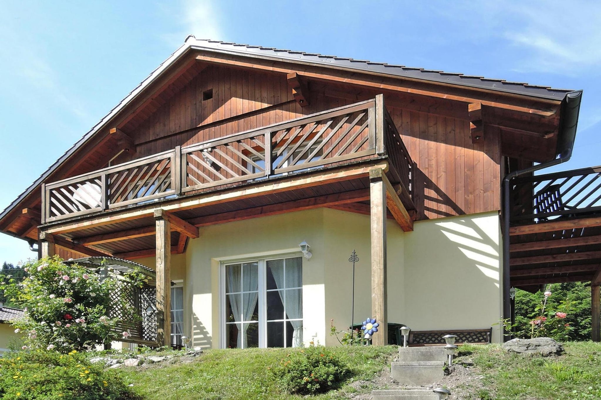 Have more fun together on a summer holiday in the middle of the Radstadt Tauern. The spacious holiday home with sauna, whirlpool and fireplace on the outskirts of the medieval town of Radstadt (858 m above sea level) is ideal for a family, the ground floor of the country house offers enough space for up to 4 people. From here, you can set off with your friends to the many activities in the region. With the free guest card, you can make the most of this diverse range of offers. You will receive the card when you arrive at the holiday home and can then use some services, such as hiking buses to the most beautiful attractions, at reduced prices! 
The historic Radstadt is located 858 m above sea level in the Salzburg Sportwelt between Altenmarkt and Schladming.

The in-house spa area can be used from October to April.

There are numerous opportunities for group activities on site. Whether leisurely on the Enns cycle path or a little more sporty on the challenging Amade mountain bike trail - the bike is ideal for exploring the beautiful surroundings of Radstadt. Pack some provisions and off you go.

If the weather forecast doesn't predict 25 degrees and sunshine, you can spend a leisurely day at the Therme Amade, 10 km away. Fun, culture, enjoyment, wellness and shared activities in nature - Radstadt will also delight your friends