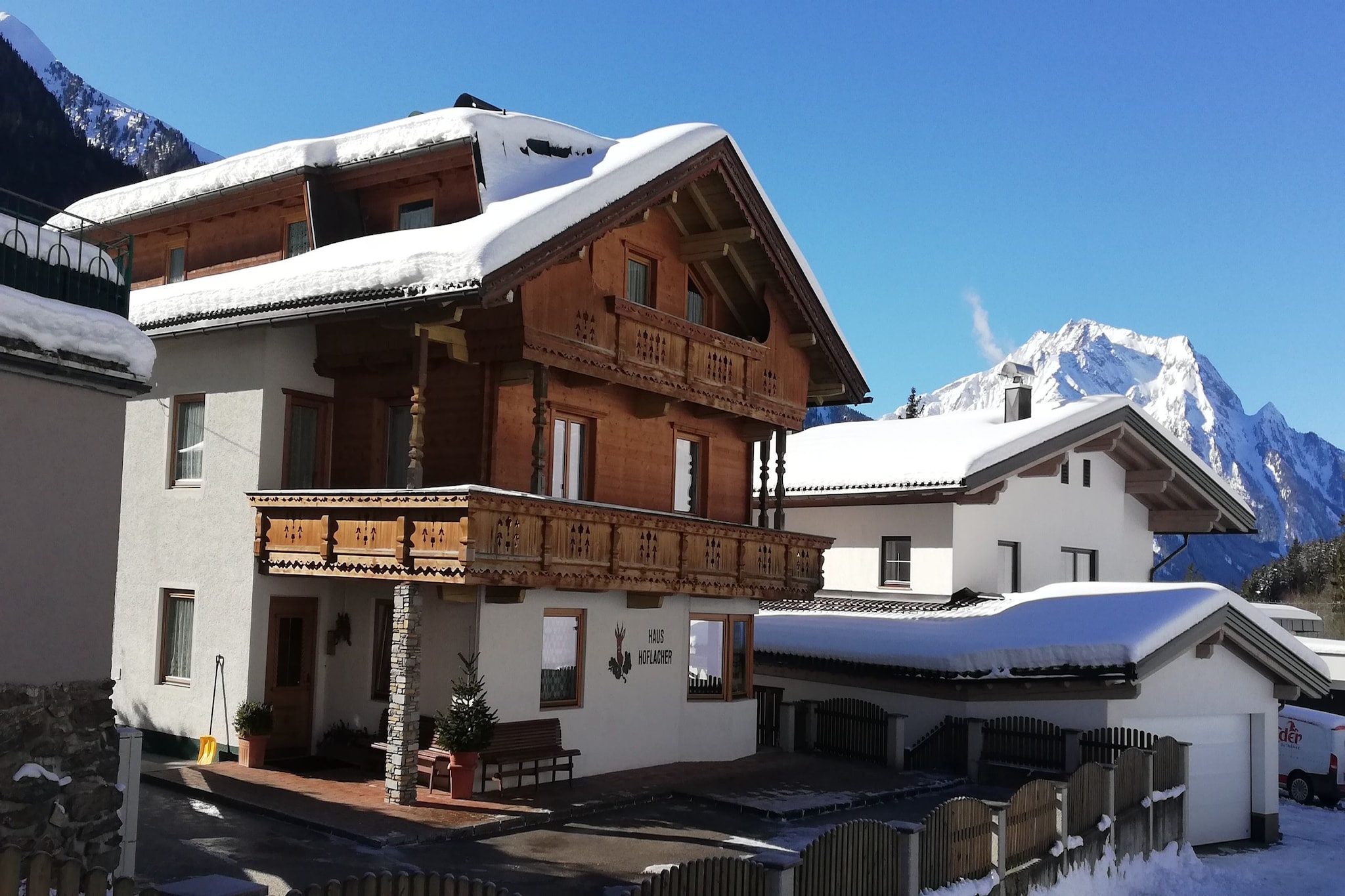 This cozy house with two comfortable holiday apartments is located in the Brandberg district, offering the perfect base for a variety of holiday activities. The ski bus stop and charming city center are easily accessible, blending Tyrolean tradition with a vibrant atmosphere. Enjoy the peaceful surroundings for relaxation while being just steps away from lively après-ski spots. Experience unforgettable days in a modern ski area, with easy access to both the Penken and Ahorn lifts. Mayrhofen, situated 633 meters above sea level, is one of the most active places in the Zillertal, ideal for skiing, après-ski, and shopping.
The area features 159 km of slopes, suitable for skiers and snowboarders of all levels. The Penken and Ahorn ski areas offer runs ranging from easy to challenging, with the Harakiri slope, at a 78% gradient, being the steepest. Enjoy the après-ski atmosphere in 28 ski huts and snow bars, or take on the famous "Höhenmeter-Eesser-Runde," earning a certificate after 13,000 meters of climbing. WiFi is available for guests, though the property is not suitable for those with reduced mobility.