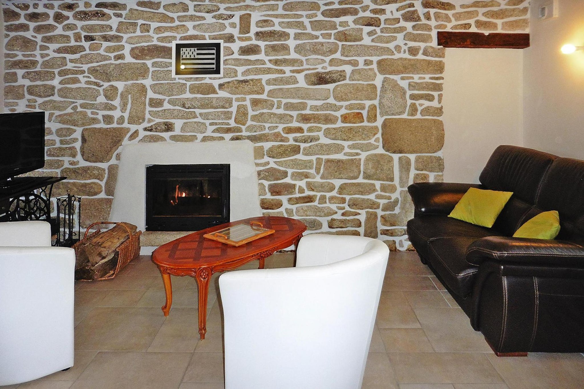 Pretty stone house in a small, quiet Breton hamlet, just 200 m from the beautiful sandy beach. On the two available bicycles you can explore the traditional Pays Bigouden and enjoy your holiday carefree. All the surrounding towns are family-friendly small bathing resorts and active fishing ports at the same time. nature and sports fans are attracted to the nearby natural beach of Torche, one of the most popular surfing spots in France. In addition to water sports of all kinds and numerous hiking trails, the region has a lot to offer. In Le Guilvinec (6 km), one of the most important fishing ports in France, you can learn a lot of interesting things about the world of fish and fishermen during a visit to the Haliotika fishing museum. The capital of the Pays Bigouden, Pont L'Abbe (8 km) attracts with its lively weekly market, the small castle, nice boutiques and good restaurants. We also recommend a detour to the more sophisticated bathing resort of Benodet, which you can reach via the impressive bridge over the Odet, one of the most beautiful rivers in France
