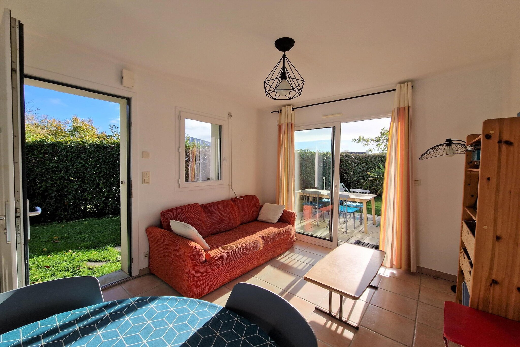 Charming terraced house with private garden, nestled in a quiet cul-de-sac. The large, fine sandy beach is accessible on foot or by free shuttle. The seaside promenade offers splendid views: on the land side, pretty Art Nouveau villas; on the sea side, the horizon animated by sailboats and fishing boats. Located in the bay of Saint-Brieuc, one of the most beautiful in the CÃ´tes d'Armor, the resort hosts a typical market every Tuesday with fresh fish, Breton vegetables, and local specialties.
Le Val-AndrÃ© includes the hilltop village of PlÃ©neuf and DahouÃ«t, a former fishing port now a marina. Golf, tennis, horseback riding, water sports, a swimming pool, and bike rentals complete the leisure activities. In the surrounding area, discover Lamballe, Moncontour, Dinan, and numerous seaside resorts. Don't miss Cap FrÃ©hel, the Emerald Coast, Saint-Malo, Cancale, and Dinard.