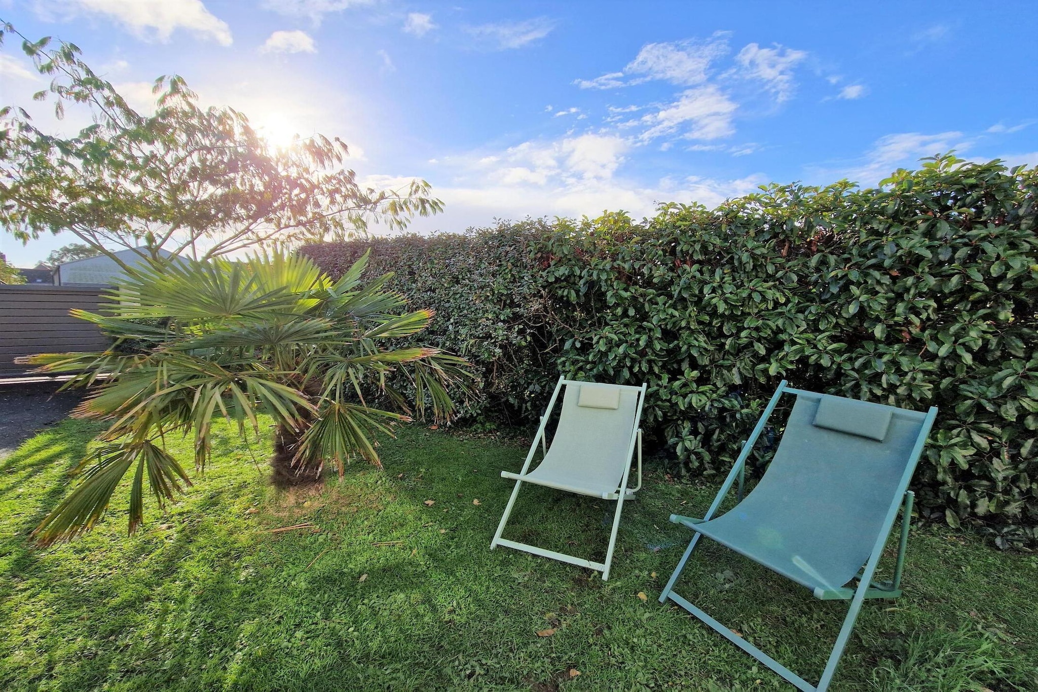 Ground floor: (Kitchenette(electric kettle, toaster, cooker(2 ring stoves, electric), coffee machine, oven, microwave, dishwasher, fridge), Living/diningroom(TV(no dutch television channels, no german television channels)), toilet)\n\nOn the 1st floor: (bedroom(double bed(140 x 190 cm)), bedroom(single bed(90 x 190 cm), single bed(90 x 190 cm)), bathroom(shower))\n\nwashing machine, heating(electric), terrace, garden, garden furniture