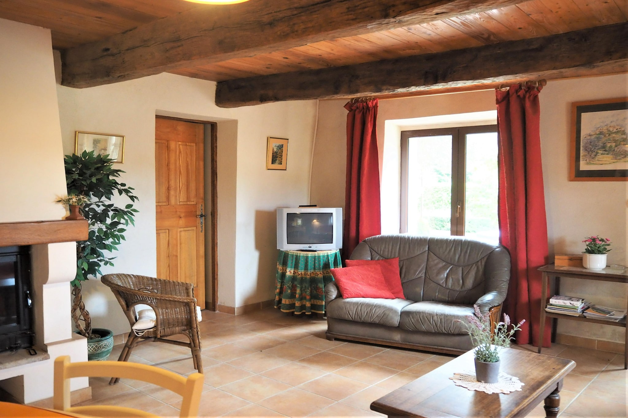 This charming country house, located next to the owners' house, is situated on a large and beautiful plot in a quiet location and offers a beautiful view of the surrounding lavender fields. You have a pleasant private and view-protected outdoor area with terrace and garden. The house consists of a spacious living room with sitting area, dining area and kitchenette. A bedroom with shower and toilet is on the ground floor, a second bedroom and a separate bathroom with shower and toilet are upstairs. 
In the medieval village of Banon (8 km), some ruins of the castle can still be visited. Here the famous goat cheese wrapped in chestnut leaves is produced, so popular with gourmets. Don't miss the traditional cheese festival at the end of May. There are numerous hiking and cycling trails where you can discover this beautiful, fragrant and colourful region!
