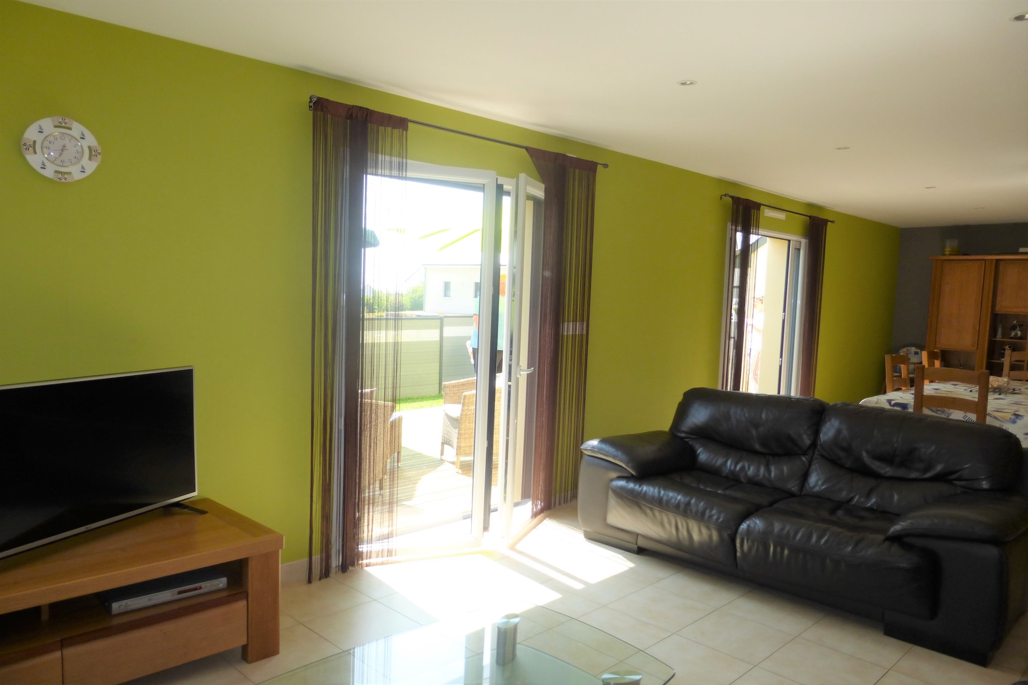 Ground floor: (open kitchen(electric kettle, toaster, cooker(4 ring stoves, ceramic), coffee machine, oven, microwave, dishwasher, fridge, freezer), Living/diningroom(TV(german television channels, no dutch television channels)), bedroom(double bed(140 x 190 cm)), bathroom(shower), toilet, storage(washing machine))\n\nOn the 1st floor: (bedroom(double bed(140 x 190 cm)), bedroom(double bed(140 x 190 cm)), bedroom(single bed(90 x 190 cm), single bed(90 x 190 cm), single bed(90 x 190 cm)), bathroom(shower), toilet)\n\nbaby bath, cot, terrace, garden, garden furniture, BBQ, parking, changing mat, high chair
