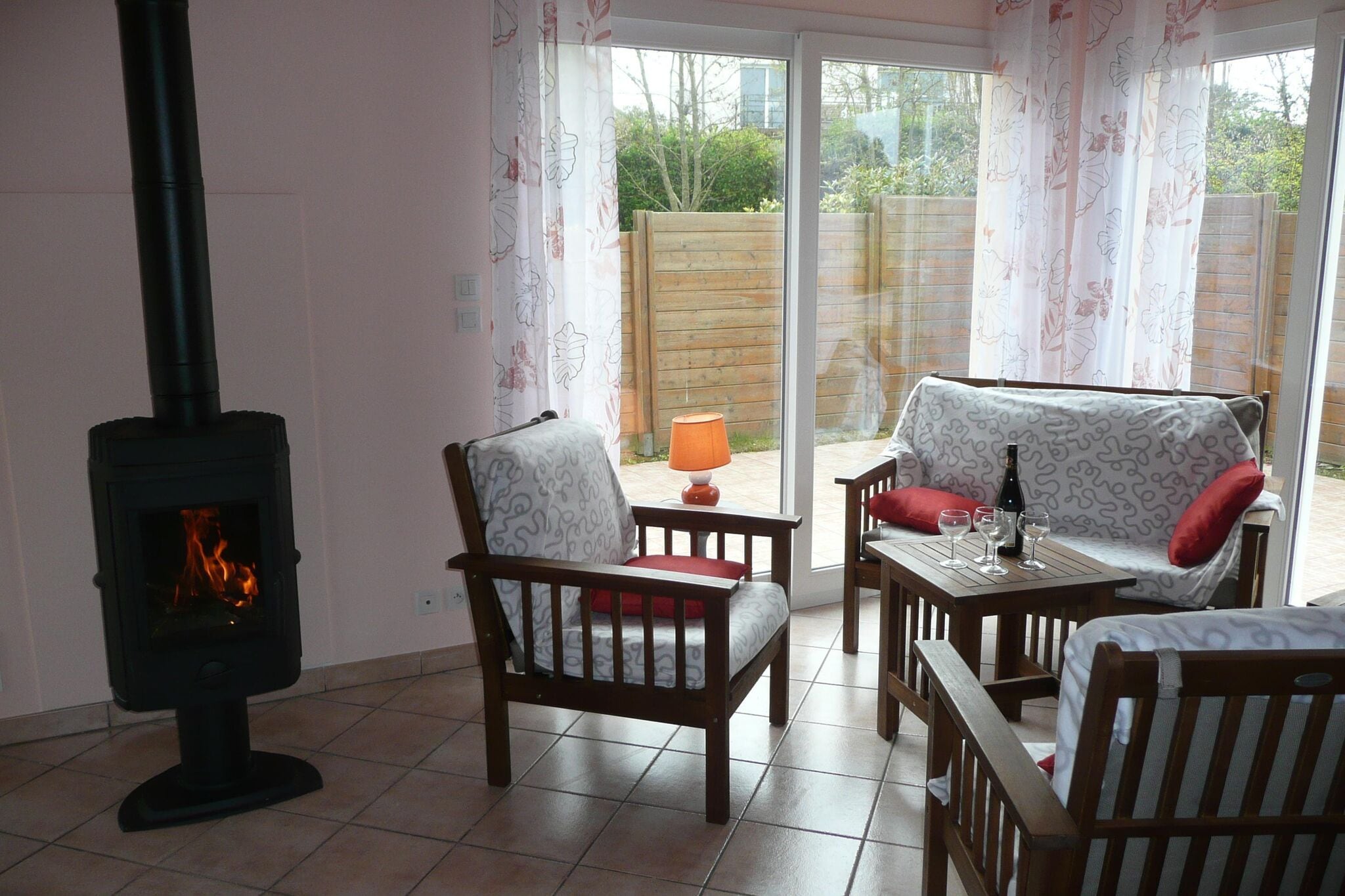 Holiday home near the beach, enclosed garden, fireplace, Plouarzel