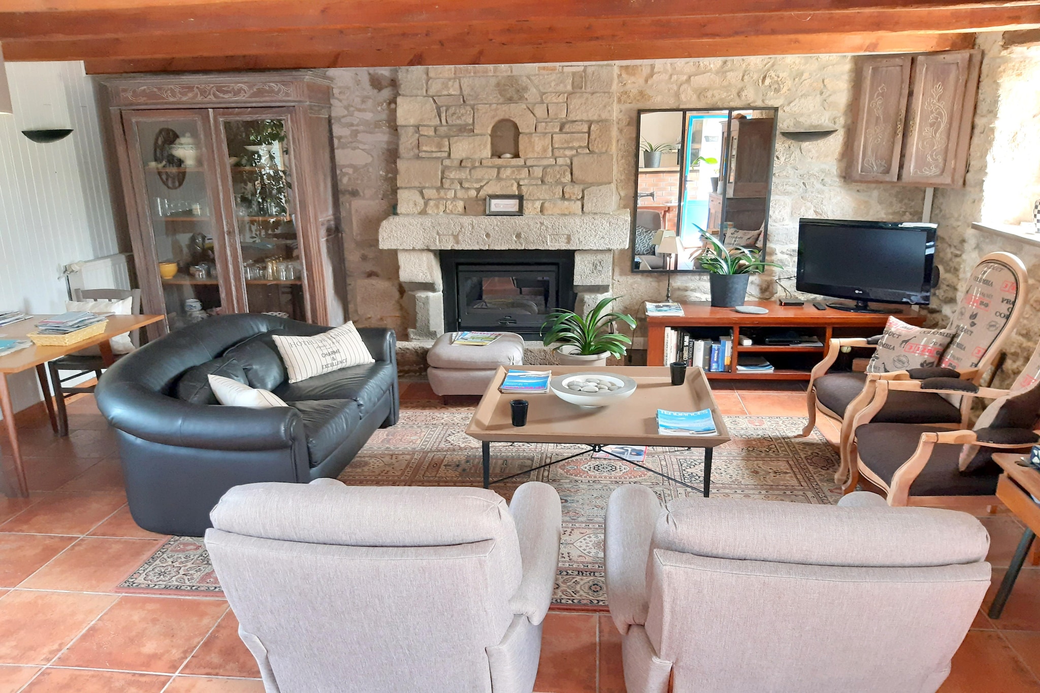 Ground floor: (Kitchenette(electric kettle, toaster, cooker(4 ring stoves, gas), coffee machine, oven, microwave, dishwasher, fridge-freezer), Living/diningroom(TV(no german television channels)), bathroom(shower), toilet(washbasin, toilet))\n\nOn the 1st floor: (bedroom(double bed(180 x 200 cm)))\n\ntumble dryer, cot, washing machine, heating(central), terrace(50 m2), terrace(25 m2), garden(1000 m2), garden furniture, sun loungers, BBQ, parking, parasol, lounge set