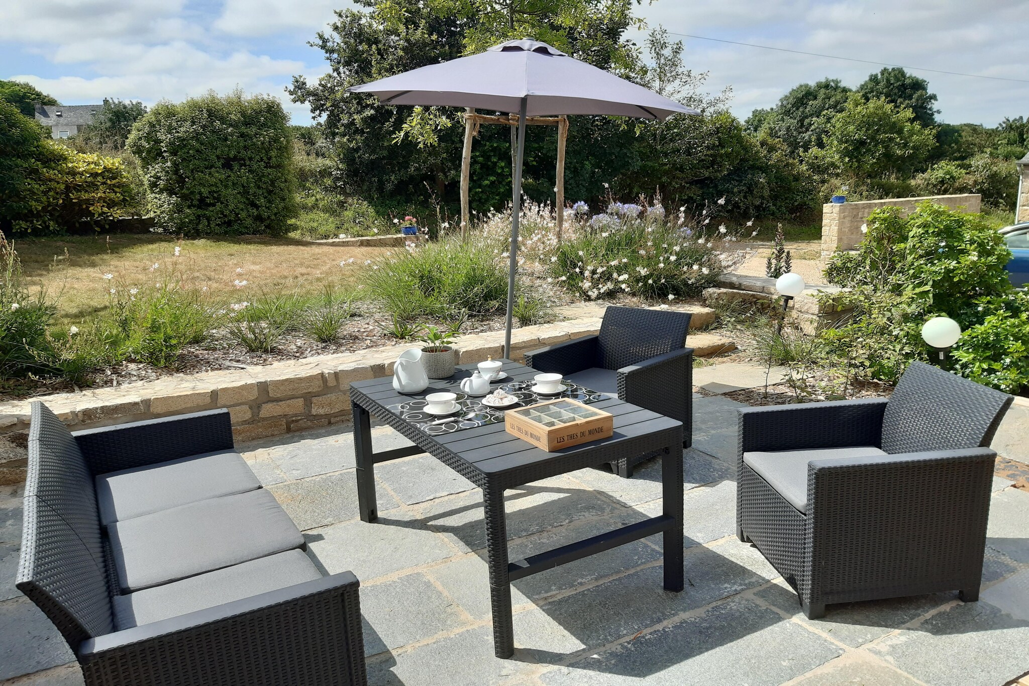 Are you traveling as a couple, but want a lot of space? You are right here! In a rural setting just minutes from miles of glorious sandy beaches. In the classic natural stone house, open stone walls and wooden beam ceilings, authentic Breton furniture and the central fireplace convey a cozy atmosphere that also contributes to well-being outside of the summer months. Two sunny terraces can be used in the morning for breakfast with fresh baguettes and croissants. The popular bay of Kernic can be reached quickly in 5 minutes by car, at high tide people swim here, at low tide mudflat walks and sand yachting are popular, here the sea retreats for kilometers. Activities nearby: To the west, the fishing village of Meneham, the Menhir Men Marz in Brignogan and the vast dunes of Keremma. Some lighthouses can be visited in the area. Numerous harbor festivals take place in summer. The incomparable 13 km long coastline with its wide sandy beaches and small, sheltered bays has made Plouescat a holiday paradise. The 16th-century market hall indicates that the village is the center of a rich vegetable-growing region. Artichokes and many other types of vegetables are often offered in organic quality. Every Saturday is market day. The well-known seaside resort offers a wide range of leisure activities, water sports, traditional restaurants and a casino.