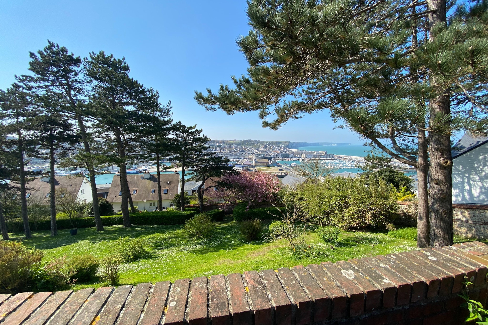 Cozy duplex apartment high above the chalk cliffs of FÃ©camp. From the front terrace at the front you can enjoy a magnificent view of the busy harbor and the surrounding coastal area. You have a private entrance and garden on the 2,500 mÂ² Norman estate, which is located in a quiet residential area above the city. Visit in FÃ©camp de TrinitÃ© Abbey, the Palais BÃ©nÃ©dicte, a stately building that houses the distillery of the famous BÃ©nÃ©dictine liqueur, and the fishing museum.



Activities in the area: In the southwest, Etretat, with its beautiful cliffs, which has been immortalized by countless painters for centuries. Also recommended a trip is slightly more southern over the impressive Norman bridge to Honfleur, a special picturesque harbor town, or to the Mondaine seaside resorts Deauville or Trouville. In the north, the bay of the Somme, one of the most beautiful bays in the world.