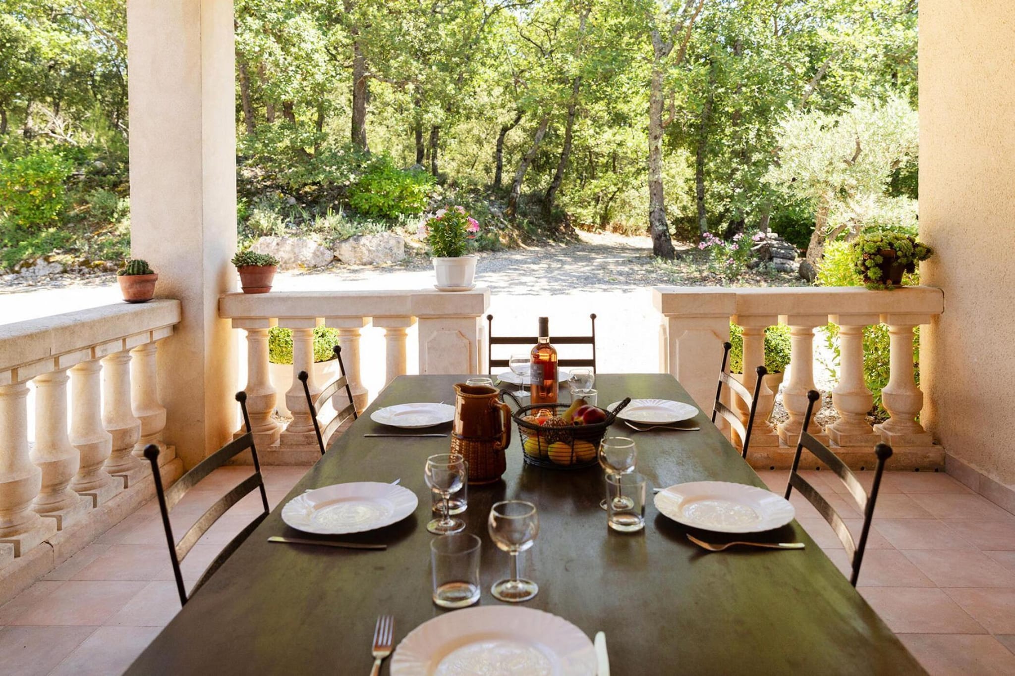 Charming Provençal house in the heart of the Luberon, surrounded by vineyards and forest, perfect for walks. It offers a spacious living room, a fully equipped kitchen, three comfortable bedrooms and a bathroom. Enjoy meals on the shaded terrace, relax by the private, secluded pool with its pool house, or admire the stunning views of the hills from the balcony. Garages and large parking area available. Nearby, discover Ménerbes, one of the most beautiful villages in France, as well as Gordes, Bonnieux, Roussillon and L’Isle-sur-la-Sorgue with its famous market and antique shops.