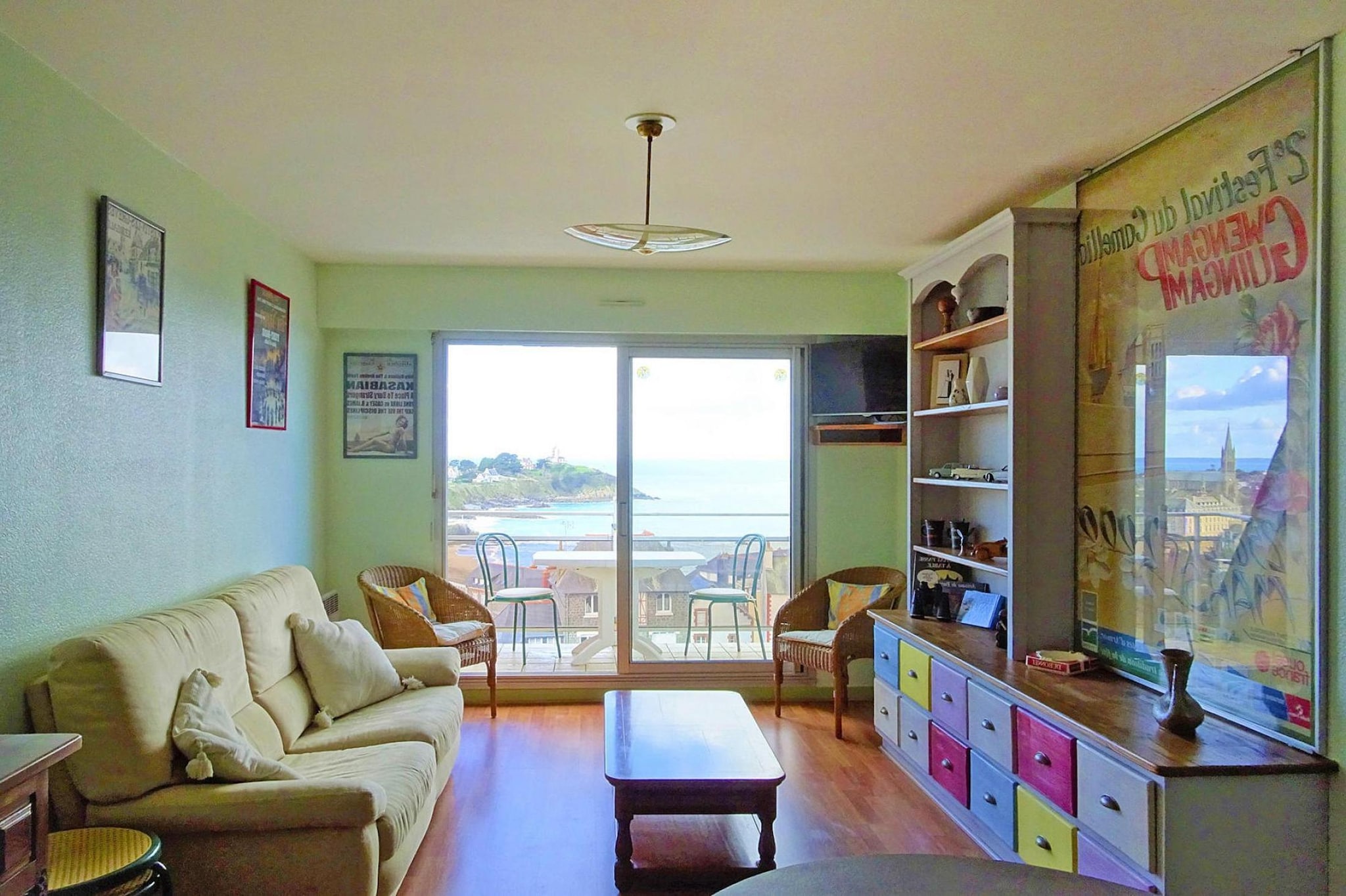 From the balcony and living room of this uniquely designed and colorful apartment, enjoy spectacular views of the sea and the Goëlo coast. Located on the fourth and top floor of a well-maintained residence, it is just 400 m from the nearest sandy beach and offers private parking, which is very convenient during peak season. Everything is easily accessible on foot, from shops to beaches and local attractions. The resort's natural seawater pool, which fills with the tides, is a true gem. St-Quay-Portrieux, a charming port city and popular seaside resort, offers no fewer than 7 beaches and numerous typical restaurants where you can sample the local specialty: delicious scallops. Depending on the time of day, the wind, or the position of the sun, you can choose from these varied beaches every day. In the surrounding area, magnificent walks along the coastal paths await you, overlooking the cliffs, as well as excursions to the resort of Binic to the south or Paimpol to the north. The Island of Bréhat, accessible from Saint-Quay by traditional sailboat or even by fishing boat, is also an unmissable getaway.