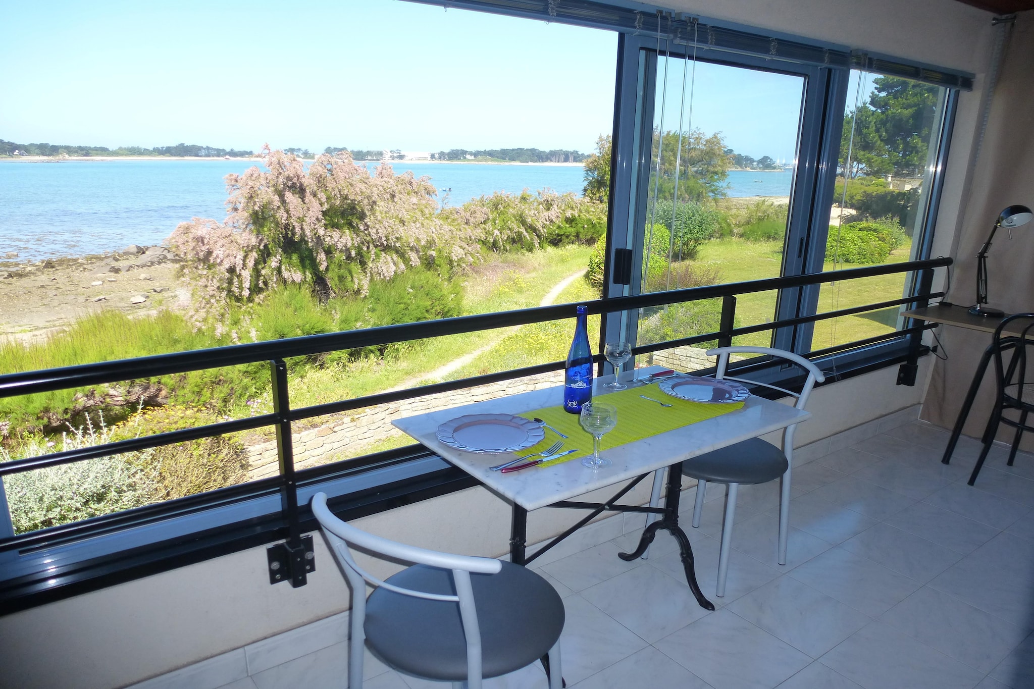 The tastefully and comfortably furnished apartment offers a wonderful view of the Laber Bay. Just enjoy the quiet location here. Right behind the small apartment building, a small footpath leads you directly to the sea and after just a few more steps you reach the first small sand and pebble beach Plage de Groa Rouz. The spacious and covered balcony is particularly pleasant, from here you can watch the hustle and bustle of the sports and fishing boats. The center of the popular harbor and health resort can also be reached in just a few minutes on foot. Built on a peninsula open to the English Channel, Roscoff is always worth a visit. The charm of this city, which is both a port, a spa and a seaside resort, leaves no visitor indifferent. A few minutes' walk from the historic old town is the fishing port and boats for crossing to the island of Batz. In addition to a casino and the oldest thalassotherapy center in France and the newly built marina, there are numerous boutiques and many fish restaurants in the small town.
