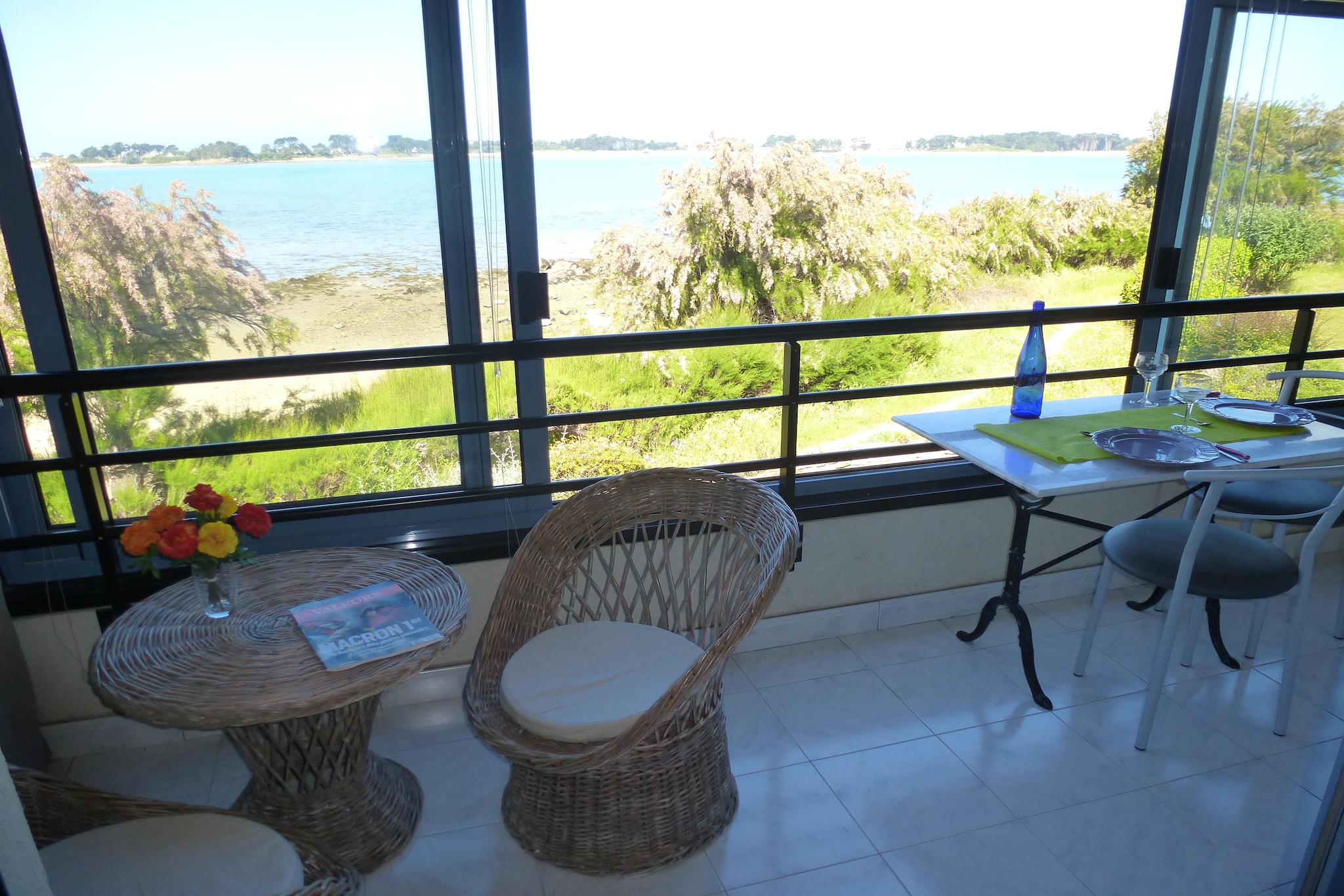 On the 1st floor: (open kitchen(hob(2 ring stoves, induction), electric kettle, toaster, coffee machine, oven, microwave, fridge), Living/diningroom(TV(no german television channels), radio), bedroom(double bed(140 x 190 cm)), bathroom(shower, hairdryer), toilet)\n\nwashing machine, balcony, heating(electric), garden furniture, parking