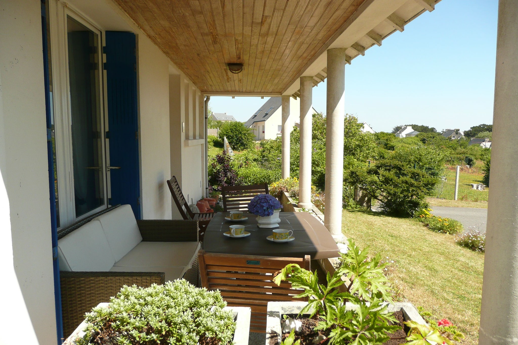 This holiday home is located at the end of a small cul-de-sac in the picturesque port town of Camaret sur mer. A living veranda with a dining table and armchairs, as well as a bedroom on the ground floor with an adjoining bathroom, have direct access to the sheltered terrace with pretty garden furniture. The spacious living area offers comfortable sofas to end the evenings nicely. Already from the front door you can enjoy a beautiful view of the busy harbor basin. Camaret is located in the middle of a magnificent natural landscape, discover impressive rock formations, the hiking trails lead around the entire coast. The Pointe de Pen-Hir with the mighty rock formations is quickly reached. Surrounding many sandy beaches and many sports activities. In the evening you can stroll through the port of Camaret with its nice restaurants and bars. In Crozon there is a maze, rope park and paintball, which will give a lot of fun for young and old. We also recommend excursions to Douarnenez and the Medival town of Locronan.