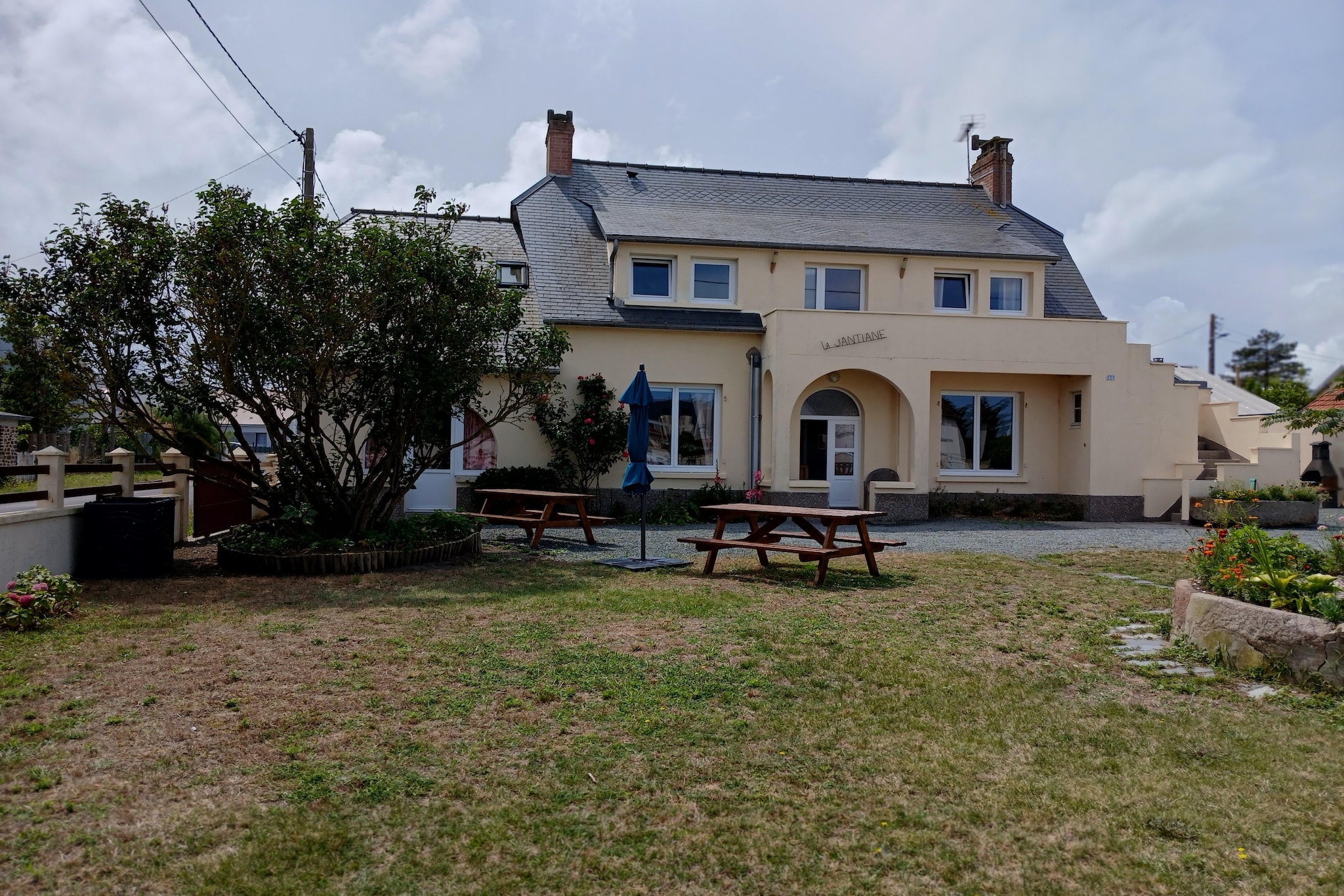 Spacious holiday home with a large enclosed garden, located in a quiet area near the long, sandy beach of Saint-Martin-de-BrÃ©hal, between the lively Granville and the famous Mont-Saint-Michel. The ground floor offers a spacious open-plan living area and an additional seating area upstairs, perfect for relaxing. The Blue Flag beach, local markets, summer concerts, and excursions to the Chausey Islands punctuate local life. The region is ideal for hiking, cycling, and horseback riding, with unique natural landscapes such as the Havre de la VanlÃ©e, home to the famous salt meadow sheep and a diverse range of wildlife.