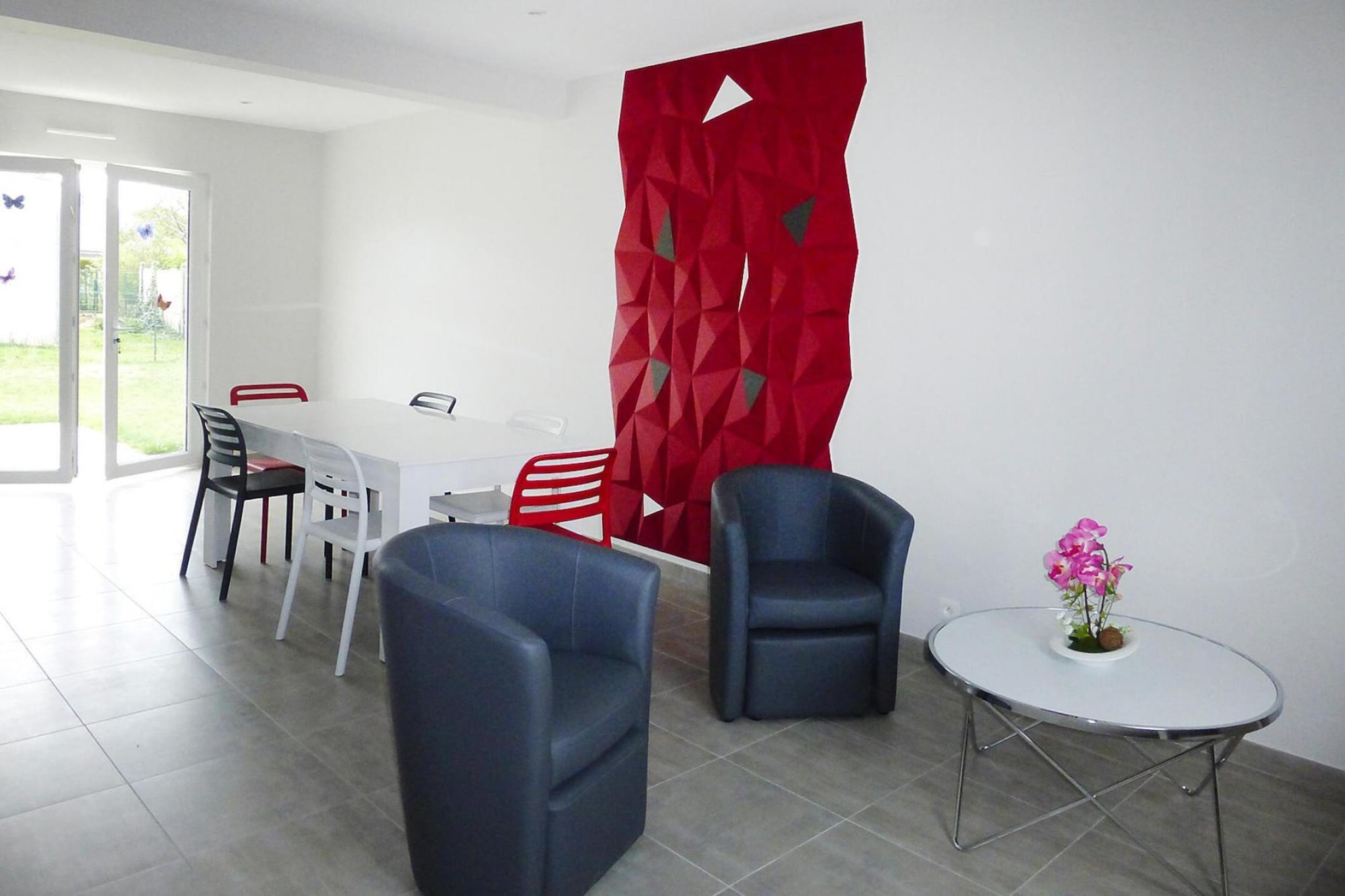 Situated in a quiet residential area of the popular seaside resort. The semi-detached house is located on a shared garden plot. With its modern equipped living area, 3 bedrooms and two bathrooms, the holiday home offers excellent comfort. You have a private terrace area that is sheltered from view. Another plus, especially in high season, is also the private car parking space on the property. The first of the seven beaches that Saint--Quay-Portrieux has to offer can be reached in a few minutes on foot or by bike. Narrow alleys, winding side streets, typical old houses - on foot or by bike you can go on a voyage of discovery in Saint--Quay-Portrieux and look for traces of the town's seafaring past. St Quay Port d'Armor is a typical boat and fishing port.

Nearby activities: Originally, Saint-Quay-Portrieux was best known for its busy fishing port. Numerous fishing boats set off daily to fish for the delicious scallops. In the town, you can learn all about these scallops, from their creation to the delicacy you can enjoy in one of the many restaurants. Between October and April, the scallops are brought ashore for auction. 7 beaches in Saint-Quay-Portrieux are ideal for walking, swimming or relaxing. Trips a little further south to the lively resort of Binic and north, following the beautiful footpaths along the cliffs, to the port of Paimpol and the flower-filled island of Brehat are particularly recommended.