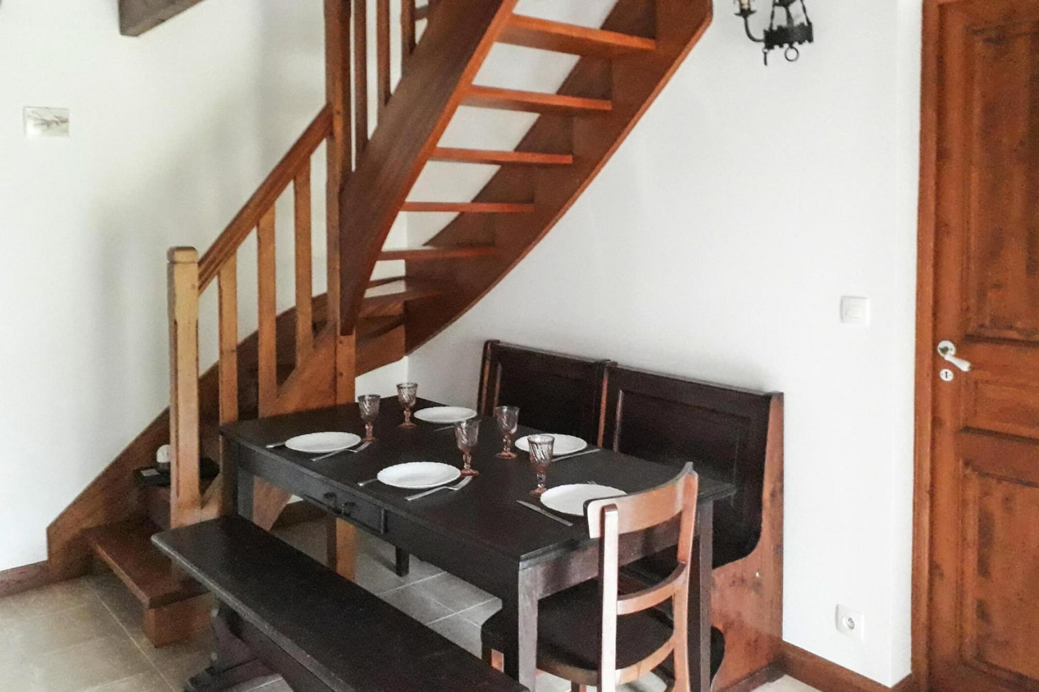 Ground floor: (Large kitchen(TV(no dutch television channels, no german television channels), toaster, cooker(2 ring stoves, electric), coffee machine, oven, microwave, fridge), bedroom(double bed(140 x 190 cm)), bathroom(hip bath, toilet))\n\nOn the 1st floor: (bedroom(single bed(80 x 190 cm), single bed(80 x 190 cm), single bed(80 x 190 cm)))\n\nheating(electric), terrace, garden furniture