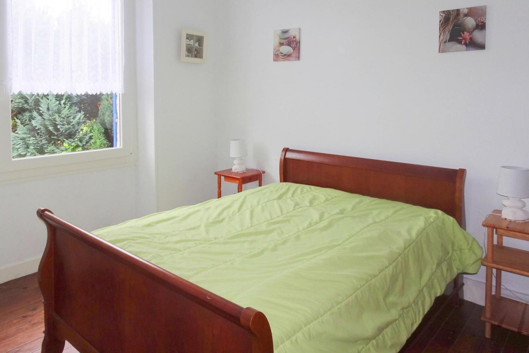 Ground floor: (Kitchen(toaster, cooker, coffee machine, oven, microwave, fridge, freezer), Living/diningroom(TV(no dutch television channels, no german television channels), decorative fireplace), bedroom(single bed(90 x 190 cm), double bed(140 x 190 cm)), bedroom(double bed(140 x 190 cm)), bathroom(shower, toilet), bathroom(reachable from the outside)(shower, toilet))\n\nwashing machine, heating(electric), garden(private, fenced, 400 m2), garden furniture, parking