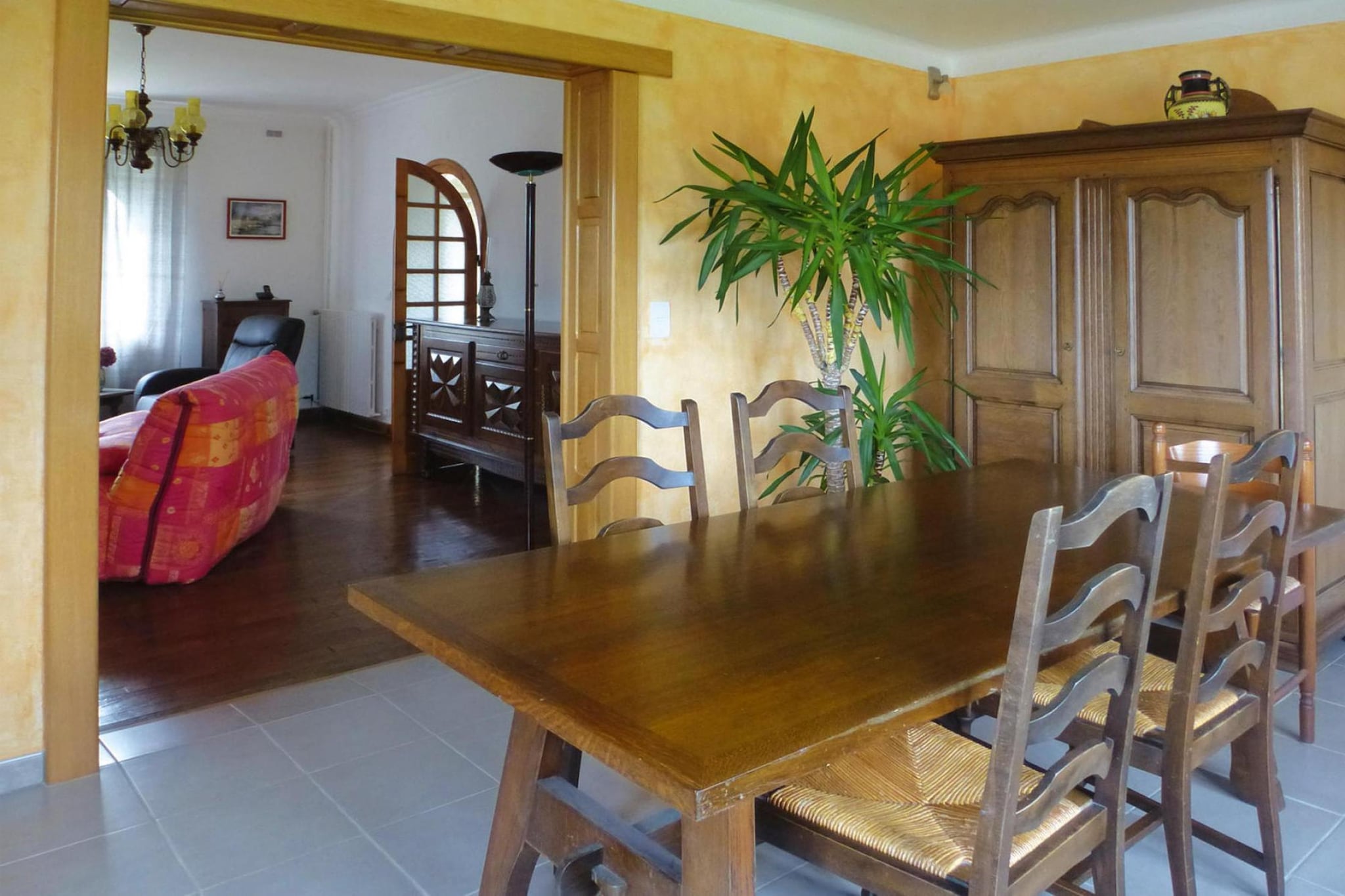 500 m from the sea, this pretty Breton stone house is situated on a large garden plot in a quiet residential area of Pleumeur-Bodou. The small village is located on the beautiful "Cote de Granit Rose", characterised by pink granite rocks and fine sandy beaches. An ideal location for water sports of all kinds, hiking and cycling. Around the commune of Pleumeur-Bodou, 28 km of designated mountain bike trails, among others, attract visitors.
Activities: The planetarium in Pleumeur-Bodou is one of the largest planetariums in Europe. It offers, among other things, interactive games on the subject of astronomy. In the nearby surroundings there are many hiking trails and beautiful excursion destinations such as the seaside resort of Perros-Guirec or the medieval town of Lannion. For water games and fun splashing around in the heated seawater pool (28 degrees), the Forum of Tregastel is ideal.