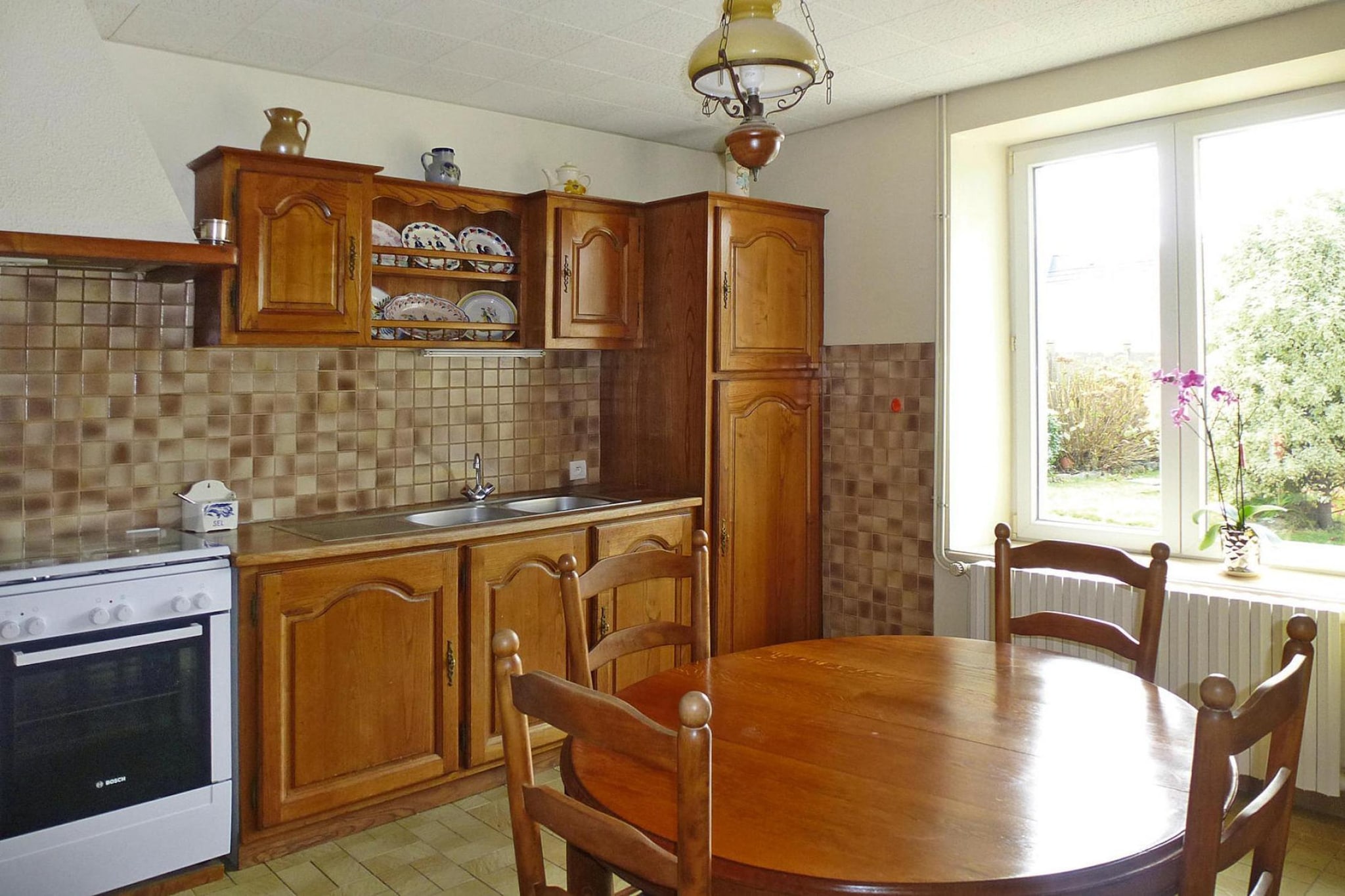 Ground floor: (open kitchen(electric kettle, toaster, cooker(gas, electric), coffee machine, oven, microwave, dishwasher, fridge, freezer), Living/diningroom(TV(no dutch television channels, no german television channels)), bathroom(shower), toilet)\n\nOn the 1st floor: (bedroom(single bed(140 x 190 cm)), bedroom(single bed(90 x 190 cm), single bed(90 x 190 cm)), bedroom(single bed(90 x 190 cm)))\n\nstorage, washing machine, heating(oil), garden, garden furniture, parking