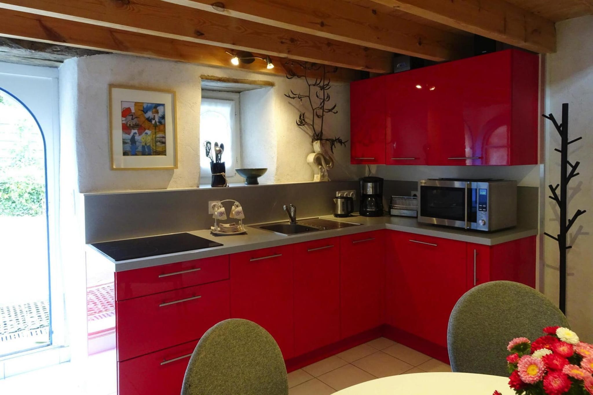 Ground floor: (Kitchenette(hob(4 ring stoves, induction), electric kettle, toaster, coffee machine, microwave, dishwasher, fridge(+ freezer)), Living/diningroom(TV(no dutch television channels, no german television channels), DVD player, radio, CD player))\n\nOn the 1st floor: (Gallery bedroom(double bed(140 x 190 cm)), bathroom(shower, toilet))\n\nwashing machine, heating(electric), garden, bicycle storage, garden furniture, BBQ, parking, parasol