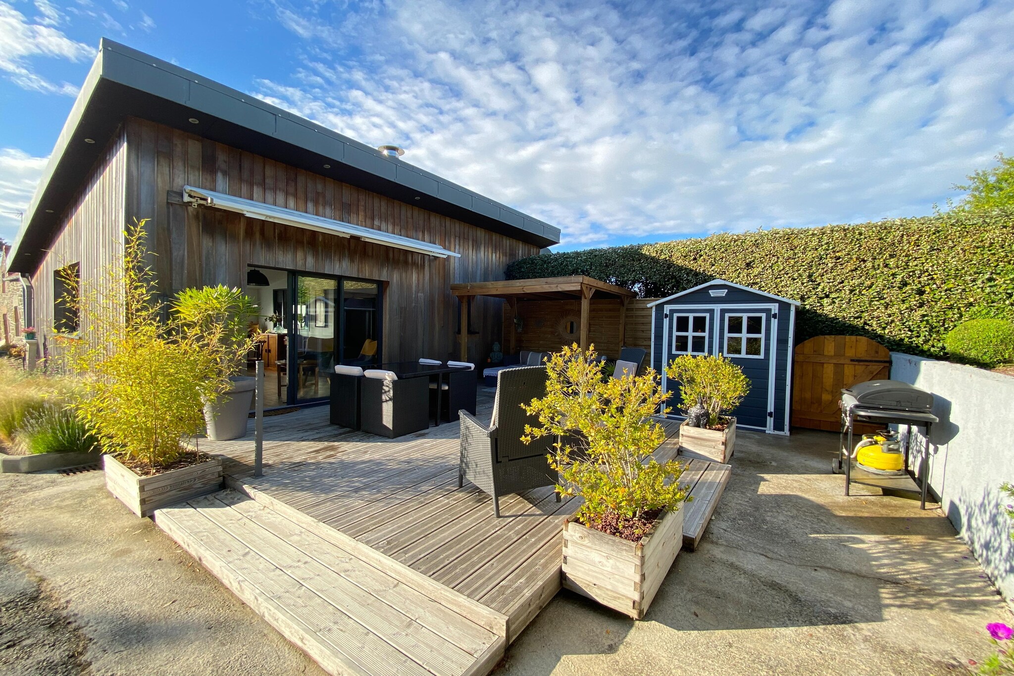 This charming holiday home, set on a flower-filled property with two units, features a bright living room and a sunny terrace overlooking the garden. Located in a peaceful Norman hamlet, just minutes from the Cotentin beaches and the town of Néville-sur-Mer in the heart of Val de Saire. Perfect for exploring the region, with easy access to hiking trails, castles, and manor houses, as well as cultural towns like Bayeux, Avranches, Barfleur, and Granville. Don’t miss La Pernelle for panoramic views of the coast from 123 meters high.