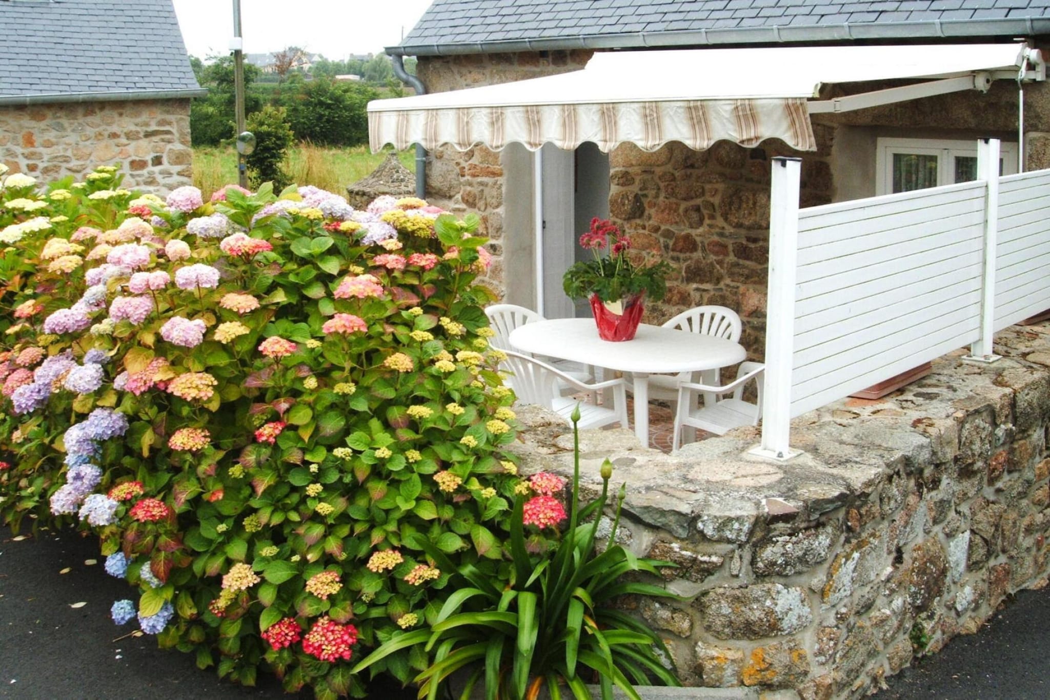 Terraced house Lanmodez - Petit gîte-Tuinen zomer