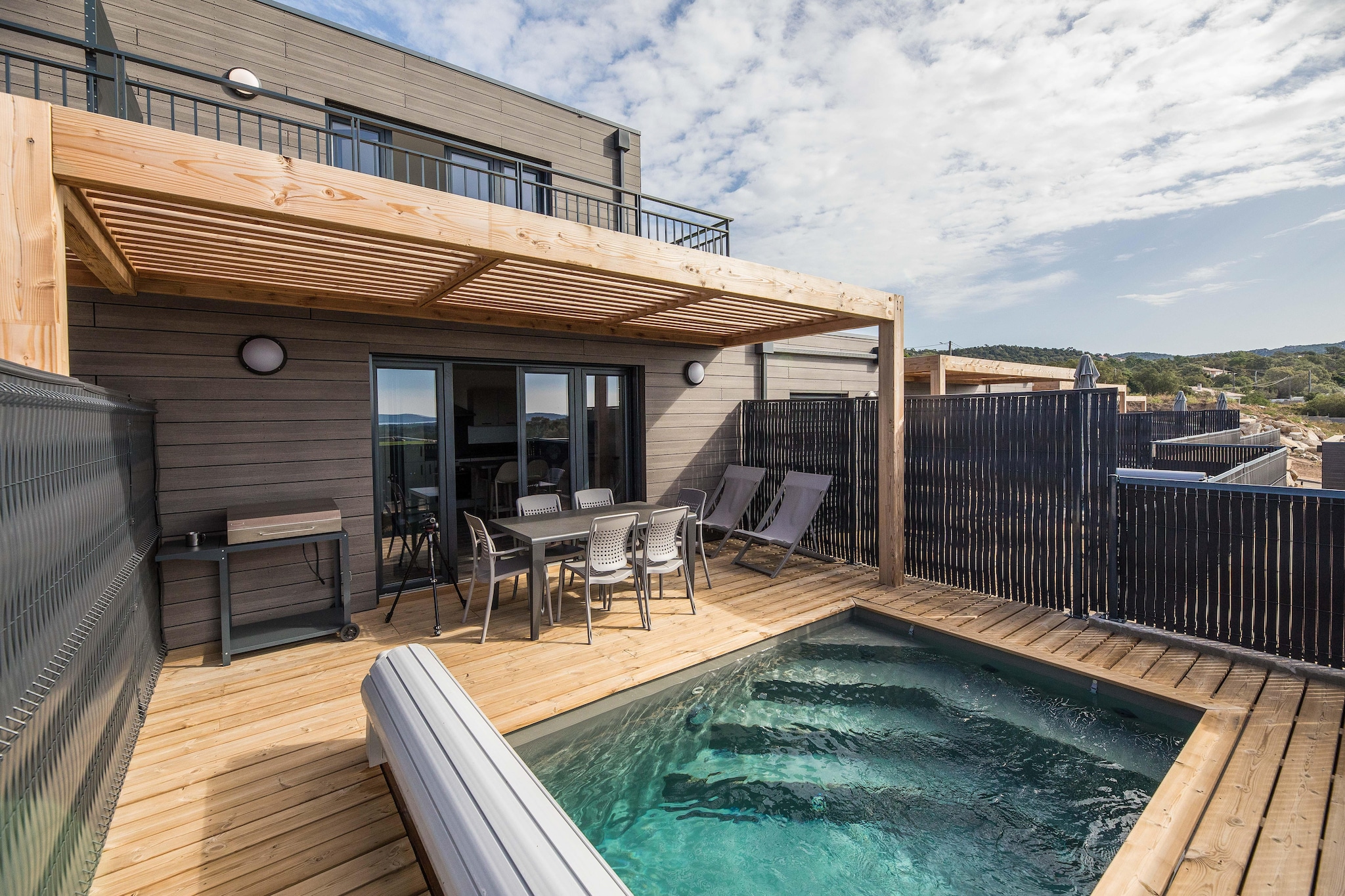 Small villas with private pools or a comfortable apartment in a quiet and relaxing environment - and the residence offers a great panoramic view over the bay of St Cyprien! The apartments have a terrace with a barbecue, and the houses also have a private pool, making it the ideal setting for a relaxing holiday. The sandy beach of St. Cyprien is about 5 km away. The wide and long beach is not only a beautiful sight with the color contrast of turquoise blue water, white sand and red rocks, but also sheltered from the wind and is well suited for children. Porto-Vecchio is Corsica's third largest city and is perched high above the gulf of the same name. Take a walk at the marina and visit one of the good restaurants or stroll through the old town with its narrow streets, cafes and boutiques. South Corsica is the ideal destination for beach holidaymakers and water sports enthusiasts - one beach after the other is lined up along the coast, from small rocky bays to Palombaggia beach or the bay of Santa Giulia Bay, turquoise blue water, beaches and green pine trees offer a great picture. But hikers also get their money's worth - a trip to the Bavella massif with its sleepy mountain villages and beautiful views is well worth it. At the southern tip of Corsica, the town of Bonifacio is enthroned on the cliffs and in the hinterland there are cork oak and pine forests.