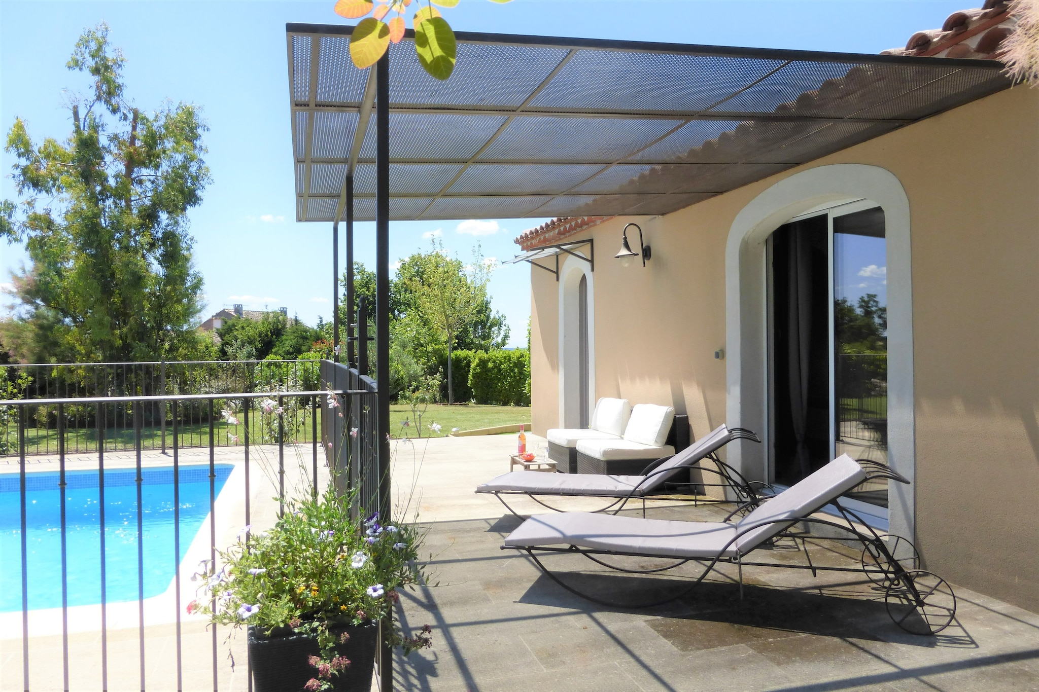 This pretty, tastefully furnished holiday home with its large, enclosed pool promises you a lovely holiday in Provence!  You have two private, covered terraces where you can have breakfast undisturbed and relax on the sun loungers by the pool. You share the 3000 m² perfectly maintained garden and pool with the discreet owners who live next door. A parking space is reserved for you on the property.
The internationally known and charming village of L'Isle-sur-la-Sorgue, also known as the Venice of Provence because of its many waterways and waterwheels, will delight you with its many antique shops and its varied restaurants on the Sorgue. Discover also the charming village of Fontaine-de-Vaucluse, built around its natural water cave and located in the valley at the foot of a steep face of the Monts de Vaucluse. Let yourself be seduced by this picturesque landscape and cycle along the romantic green banks of the Sorgue river, where you can also swim or take beautiful canoe trips. The beautiful natural landscape of the Luberon Regional Park with its stone villages, ochre cliffs and lavender fields is only half an hour away from your holiday accommodation.