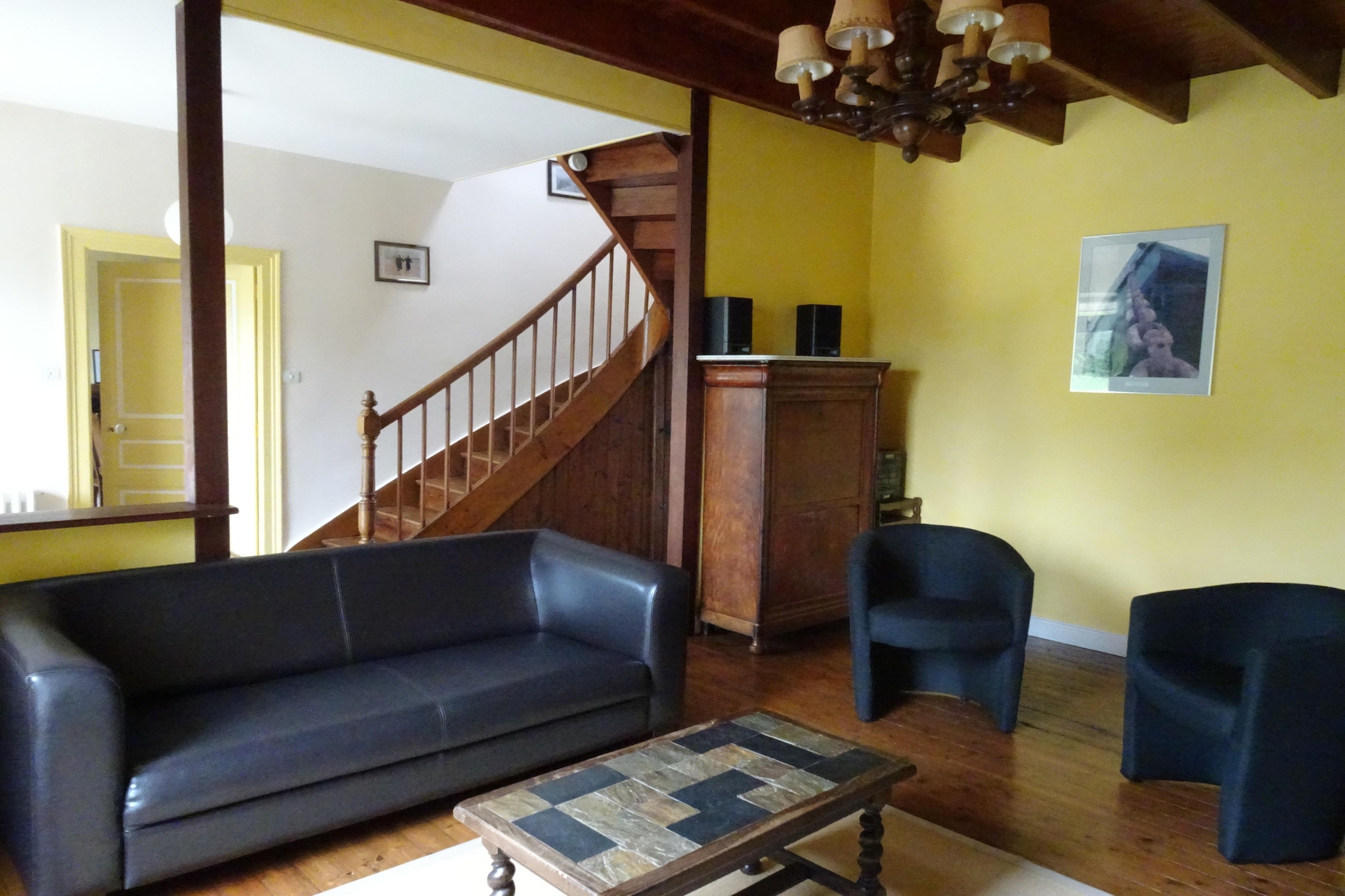 Ground floor: (Sitting room(TV(german television channels, no dutch television channels)), dining room, Kitchen(electric kettle, toaster, cooker(4 ring stoves, gas), coffee machine, oven, microwave, dishwasher, fridge, freezer), bathroom(bath tub), toilet)\n\nOn the 1st floor: (bedroom(single bed(90 x 190 cm), double bed(140 x 190 cm)), bedroom(double bed(140 x 190 cm)), bathroom(shower, toilet))\n\nwashing machine, heating(oil), garden(private, 2500 m2), garden furniture, parking, parking