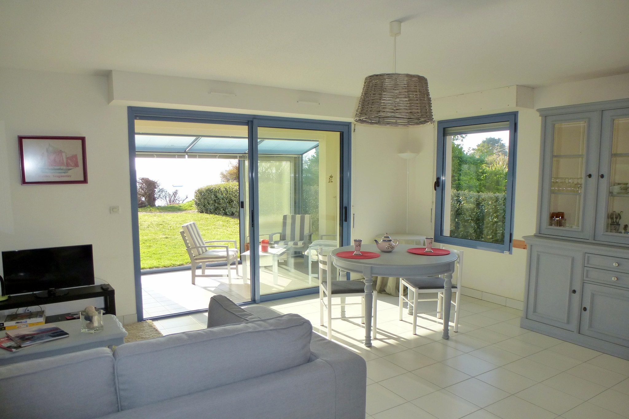 Ground floor: (open kitchen(hob(4 ring stoves, ceramic), electric kettle, toaster, coffee machine, oven, microwave, fridge-freezer), Living/diningroom(TV(flatscreen, no german television channels), radio), bedroom(double bed(140 x 190 cm)), bathroom(bath tub, hairdryer), toilet, conservatory(lounge set))\n\ntumble dryer, cot, washing machine, heating(electric), bicycle storage, garden furniture, sun loungers, parking