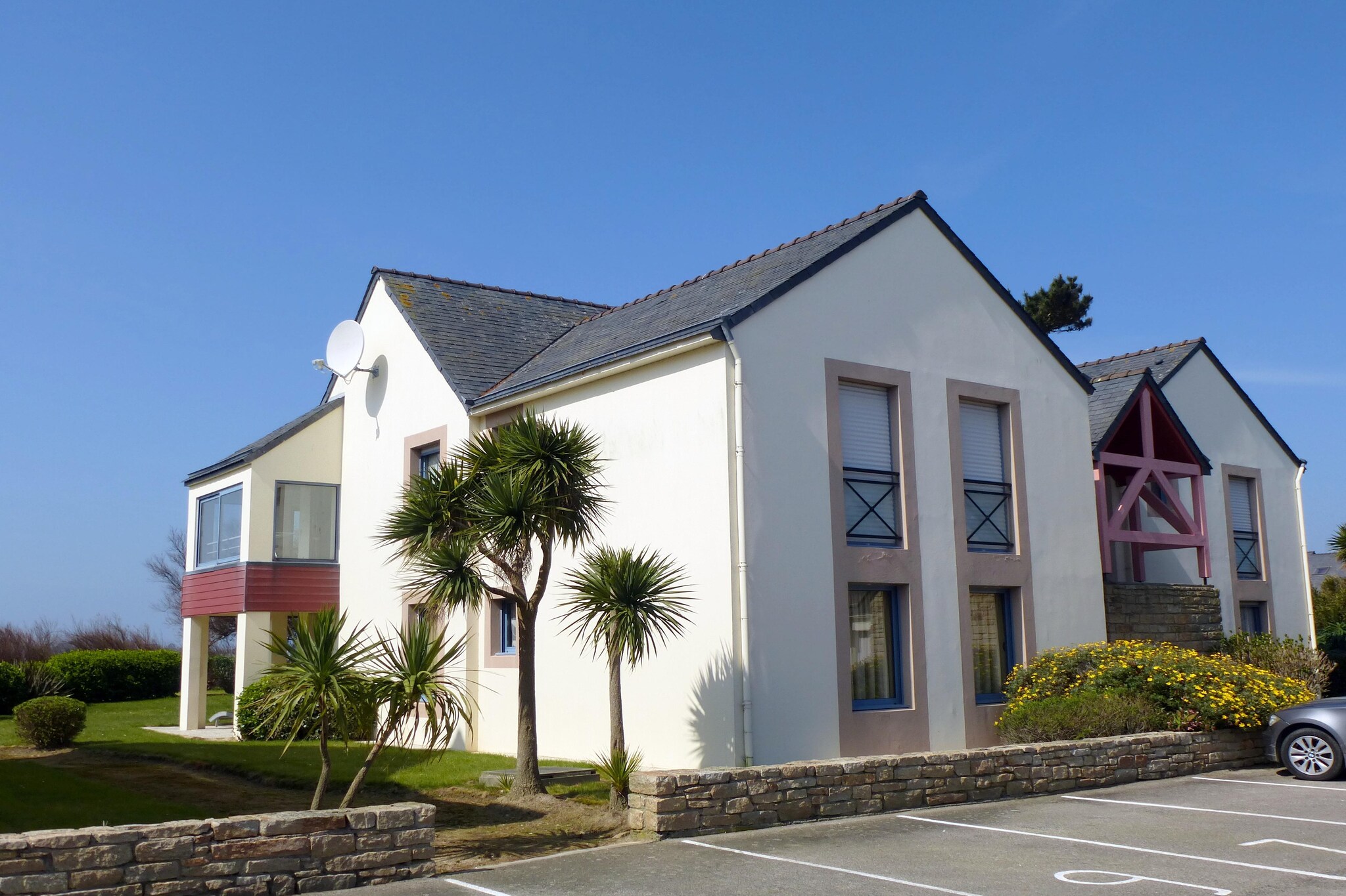 Located directly on the water and with a wonderful view of the Laber Bay. The small, two-storey residence is located just outside the center of the lively port and spa town in an extremely quiet, small cul-de-sac. The bright winter garden is particularly pleasant, where you can spend the cooler days in the countryside. At the end of the shared garden plot, a small footpath leads after a few steps directly to the first small sand and pebble beach (Plage de Groa Rouz). The marina is just a few minutes' walk from the historic town of Roscoff. There is also a lot on offer for your leisure time: in addition to a casino and the thalassotherapy center, there are numerous restaurants and boutiques in the small town. Seafood lovers will get their money's worth in Roscoff, one of the most important crustacean and shellfish ports in France. With a bit of luck you can watch the fishermen unloading lobster, langoustine or king crab. Boats leave from here daily for the car-free island of Batz, which is directly opposite.