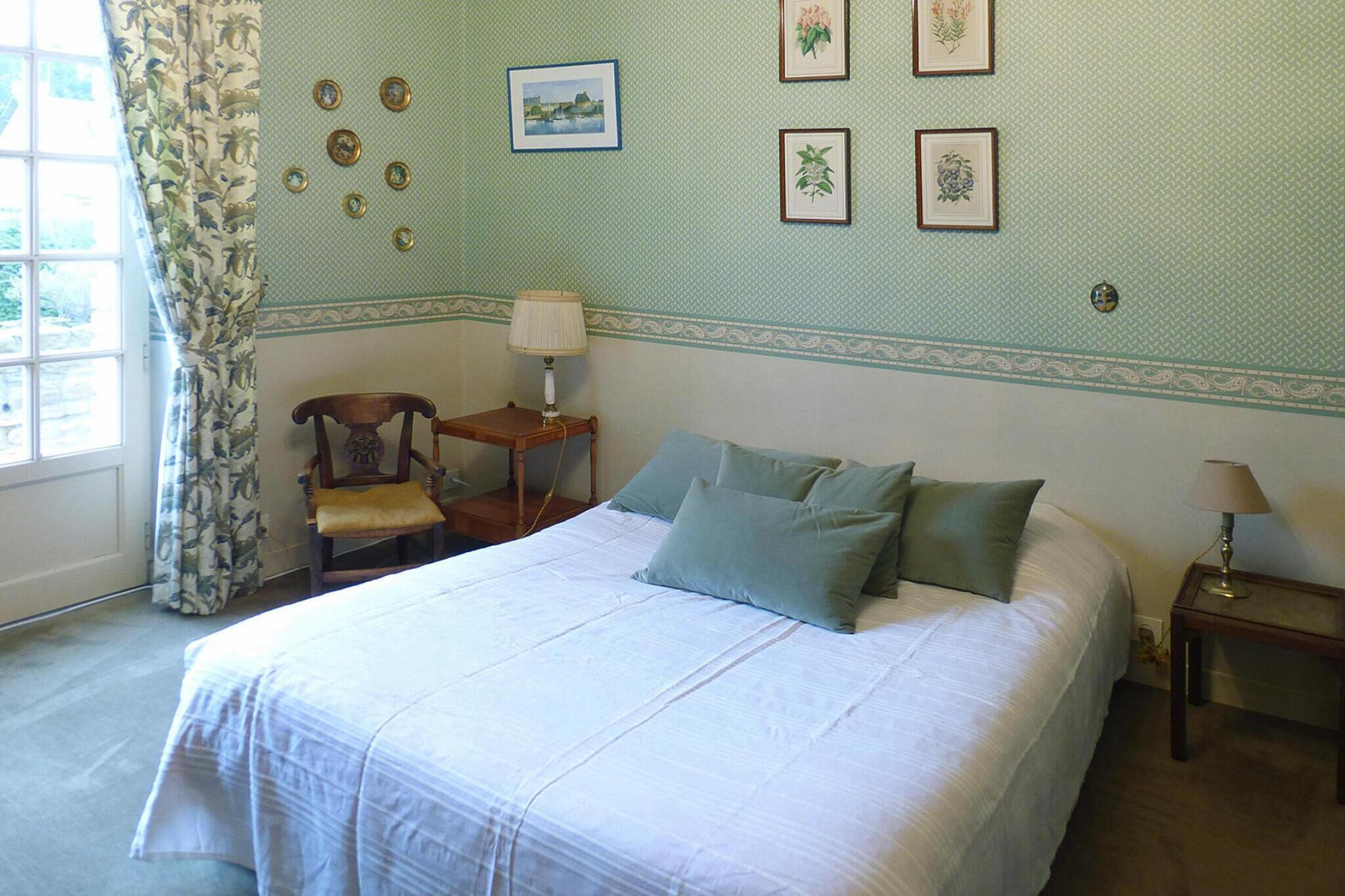 This stone house with authentic Breton charm is located in a peaceful residential area of Saint-Malo, a vibrant city well served by its train station. Combining old-world character with modern comforts, it offers a spacious, tastefully decorated living space, a fully equipped kitchen and bathrooms, and a large enclosed garden perfect for relaxing or sharing al fresco meals. The garage can accommodate two large cars and several bicycles, with additional parking available in the quiet cul-de-sac. Just a short walk (1.5 km), Rosais Beach and Briantais Park offer an exceptional natural setting with views of Dinard. Ideally located, the house also provides easy access to the Channel Islands of Jersey and Guernsey via ferries from the port of Saint-Malo.
