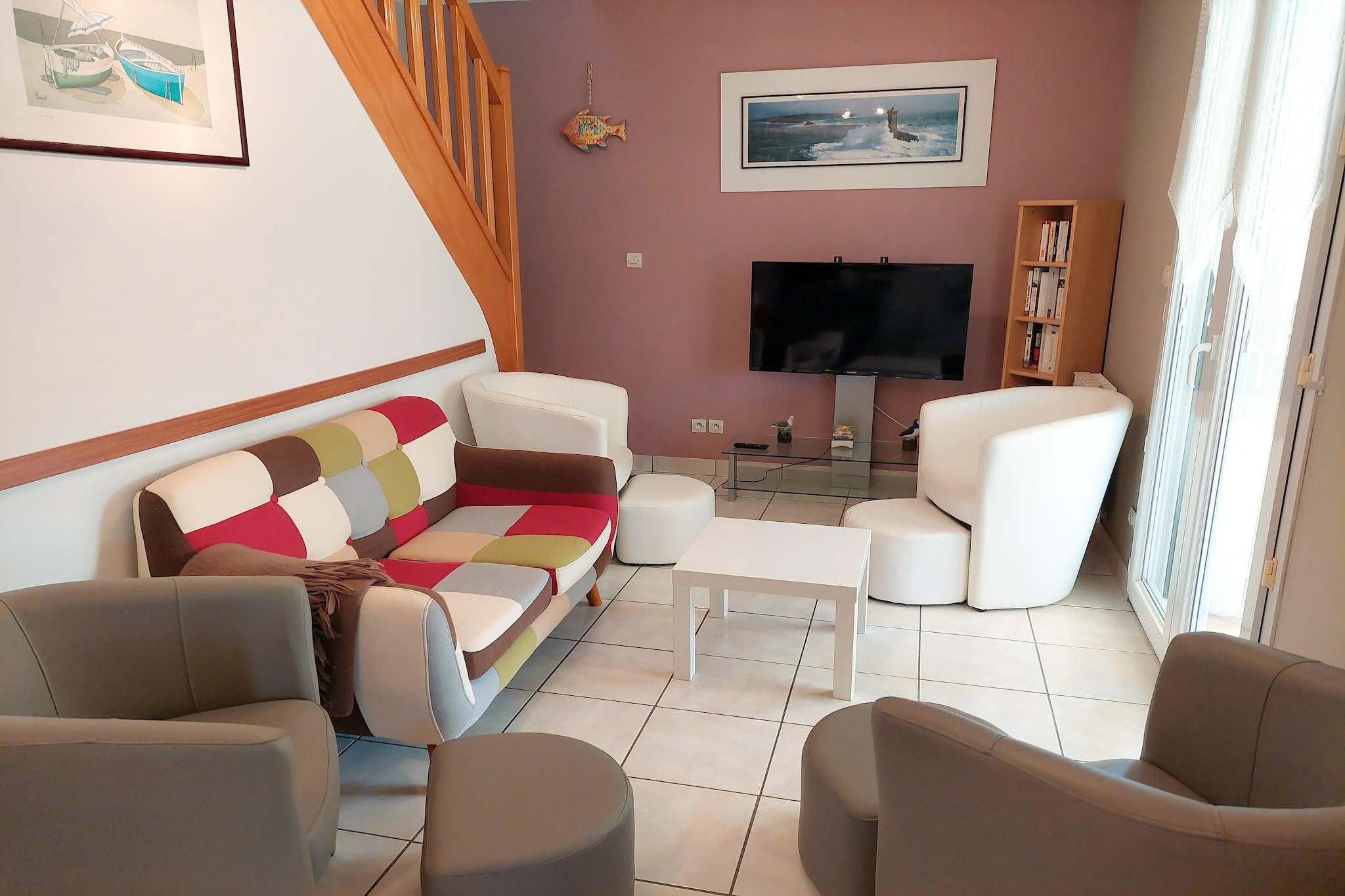 Only 100 m from the sea and the picturesque coastal path, located on the still very natural bay of Audierne. The bright and colorfully furnished holiday home quickly creates a holiday atmosphere. The spacious south-facing winter garden, which opens onto a 750 m² garden, is particularly pleasant. Your holiday home is located in a quiet residential area of the elongated community. The first sandy beach can be reached in a few minutes on foot and the center of the small town, as well as the picturesque harbor town of Audierne, are just under 3 km away. 
Plouhinec is on the south side of Cap Sizun and has a wonderful location above the bay of Audierne. You can also reach the picturesque harbor town with its numerous restaurants and crêperies on foot via the coastal path. Every Saturday is market day here with Breton specialties. The kilometer-long beach of Audierne stretches from the harbor exit to Esquibien.
