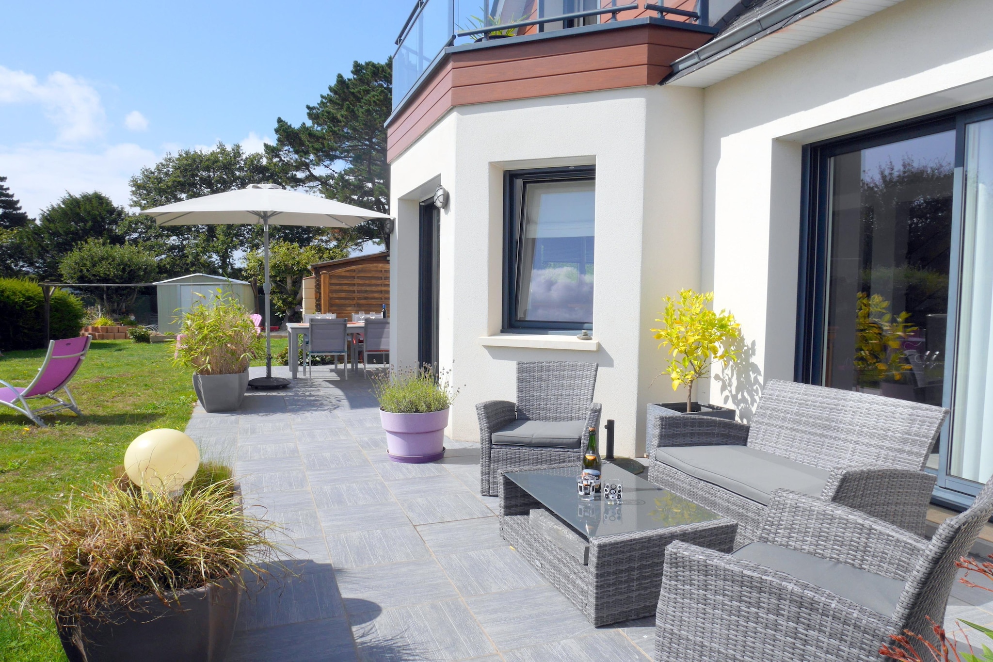 Comfortable holiday home on the Atlantic coast. A holiday straight out of a picture book! Everything is right here! Oleander flowers and exotic plants on an enclosed garden plot in a wonderfully quiet location. Wide French doors lead from the light-flooded living area onto an inviting terrace. The tasteful interior leaves nothing to be desired. You will be happy to prepare Breton specialties in the well-equipped kitchen. Each bedroom has its own bathroom. The particularly spacious bedroom on the upper floor has a balcony with a view of the beautifully landscaped garden. Several small seating areas, including in the living gallery or in the winter garden, offer additional retreat options, ideal for relaxing or having a snack. The nearby white sandy beaches of Goulien or Morgat can be reached quickly in just a few minutes by car. Both are among the most beautiful on the entire peninsula. A paradise for water lovers, surfers and mudflat fishermen!
 The Crozon peninsula is one of the most impressive landscapes in Brittany. In the town of Crozon itself you will find well-stocked shops, as well as supermarkets, bakers and butchers, small boutiques and restaurants around the church square. In high season there is a rich selection of seafood, seasonal fruits and vegetables at the market in front of the church.
