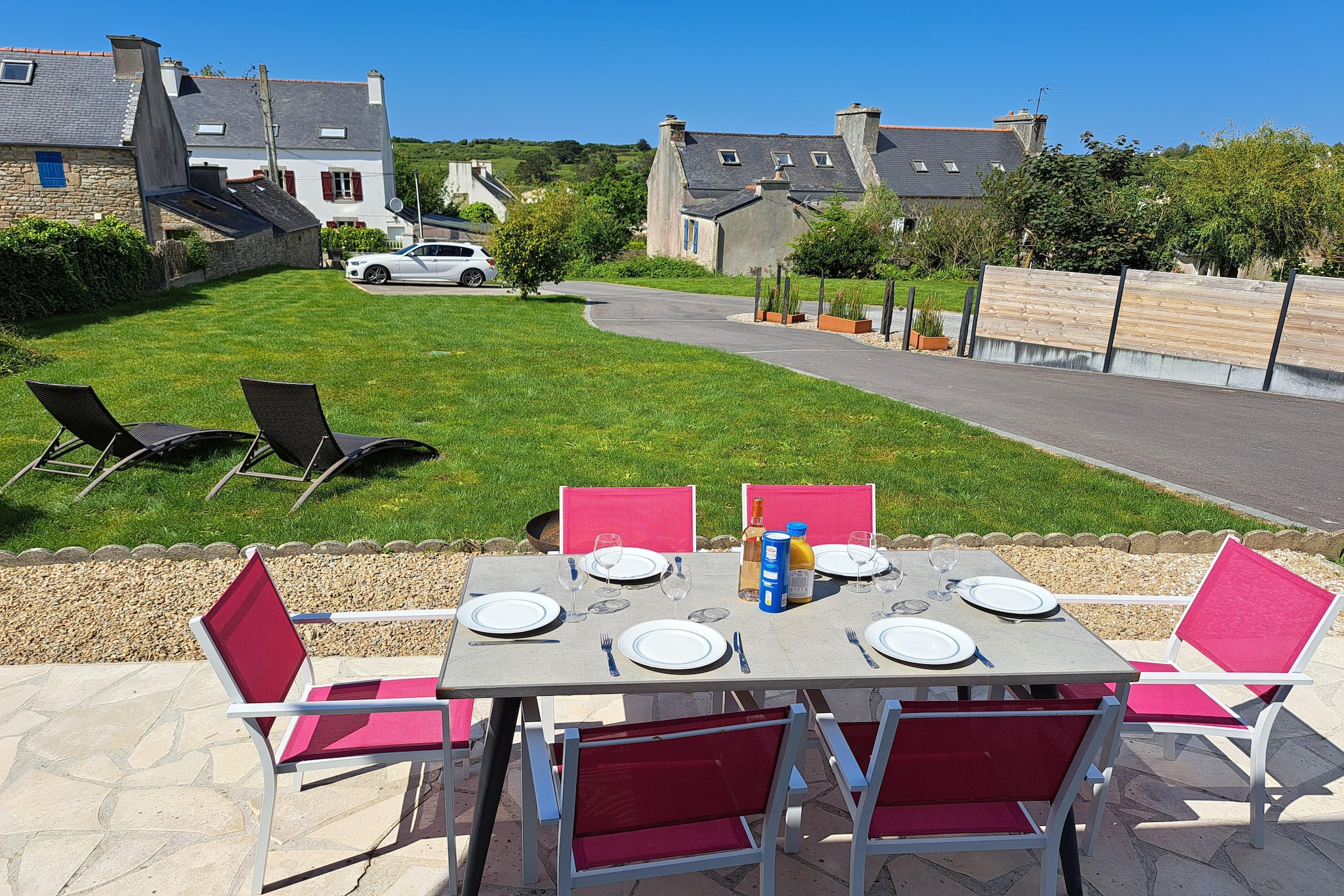 Just a few steps away from the first sandy beach! In the renovated, original and colorfully furnished holiday home, the holiday mood quickly sets in. The garden plot with the hydrangeas so typical of Brittany offers plenty of space for the kids. The kilometer-long sandy beach at Corn ar Gazel is ideal for small bathers because of its gently sloping beach. Enjoy the quiet location, the iodine-rich air and the proximity of the sea. An ideal starting point to get to know the FinistÃ¨re (end of the earth) region. The range of leisure activities is extensive and often linked to the sea. This pretty commune is located at the mouth of the Aber BenoÃ®t, which meanders between fields and wooded landscapes and is known to gourmets across Europe for its delicious flat and meaty oysters (Prat-ar-Coum and Prat-ar-Vilin). St. Pabu is rightly proud of its beautiful sandy beaches. On hiking trails (GR34) you can explore this beautiful stretch of coast along the sea.
