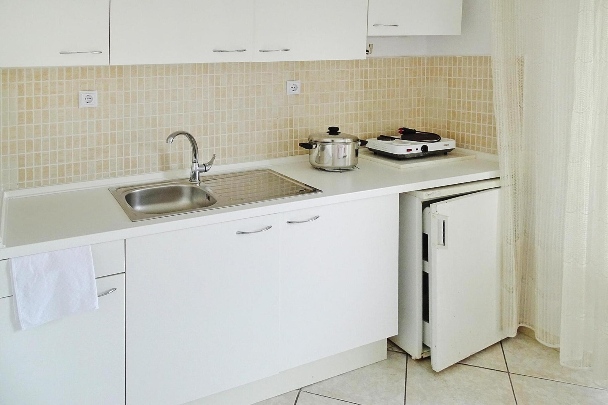 Kitchenette(dining table, fridge), Living/diningroom(single bed, single bed), bedroom(single bed, single bed), bedroom(single bed, single bed), bathroom(bathtub or shower, toilet), Reception, bar, balcony or terrace, garden furniture, parking, baby crib(paid)