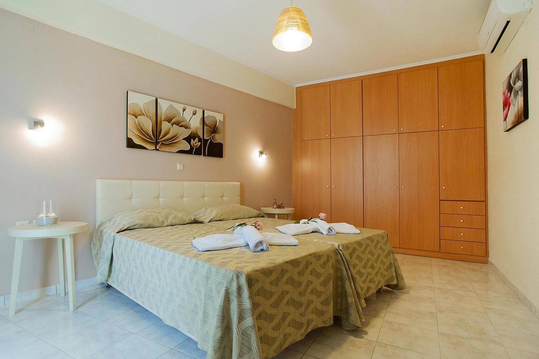 Ground floor: (bedroom(single bed, TV(satellite, german television channels)))\n\nOn the 1st floor: (bedroom(double bed, TV(satellite, german television channels)), bedroom(single bed), bedroom(double bed))\n\nopen kitchen(dining table, stove, bar, hob, electric kettle, toaster, coffee machine, oven, microwave, dishwasher, fridge-freezer), Living/diningroom, bathroom(shower, toilet), bathroom(bath tub, toilet, hairdryer), DVD player, CD player, toilet, washing machine, balcony, balcony, air conditioning, terrace(roofed), garden, garden furniture, high chair, outdoor fireplace, baby crib(free)