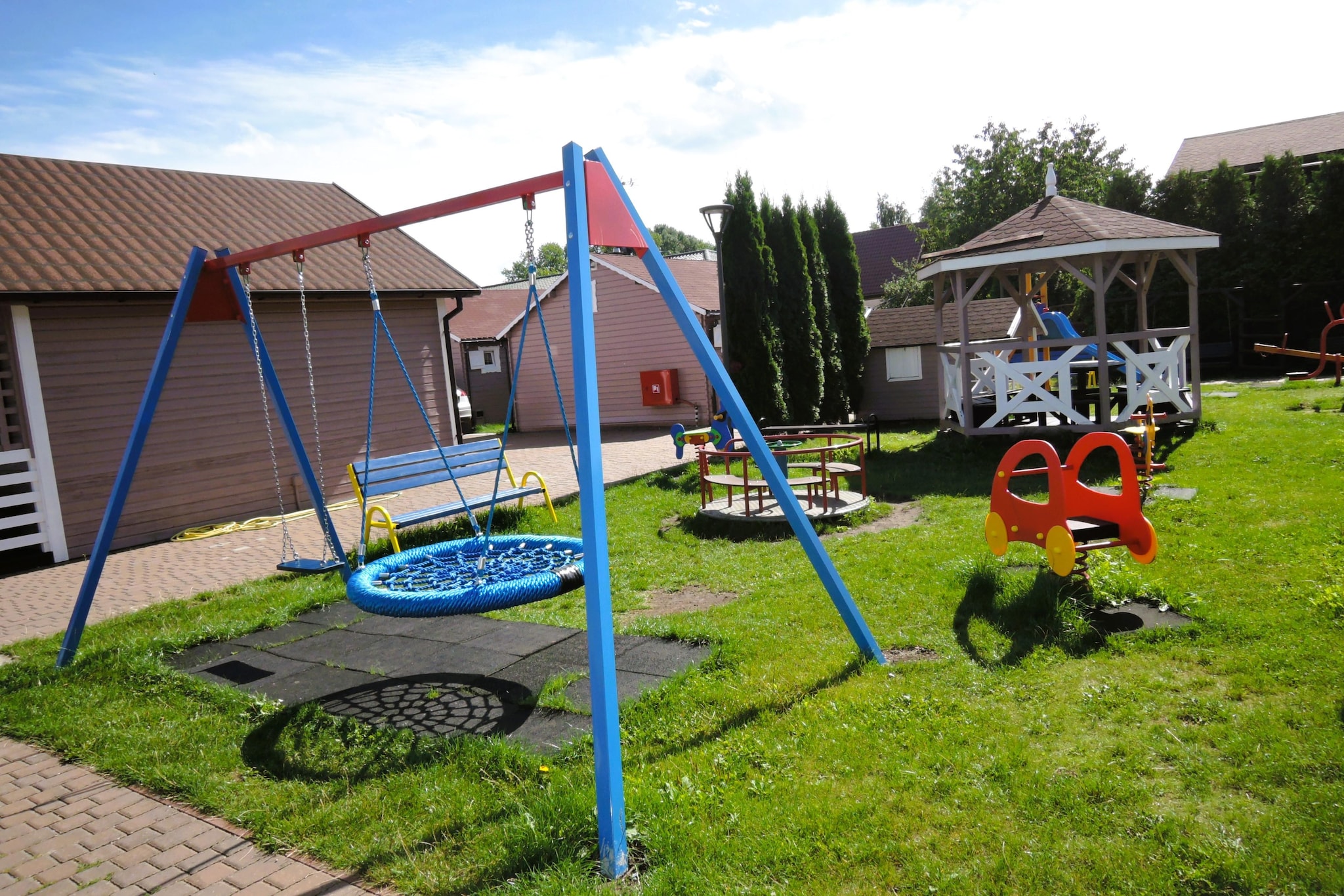 Domy wakacyjne w Międzyzdrojach z podgrzewanym basenem-Gardens in summer