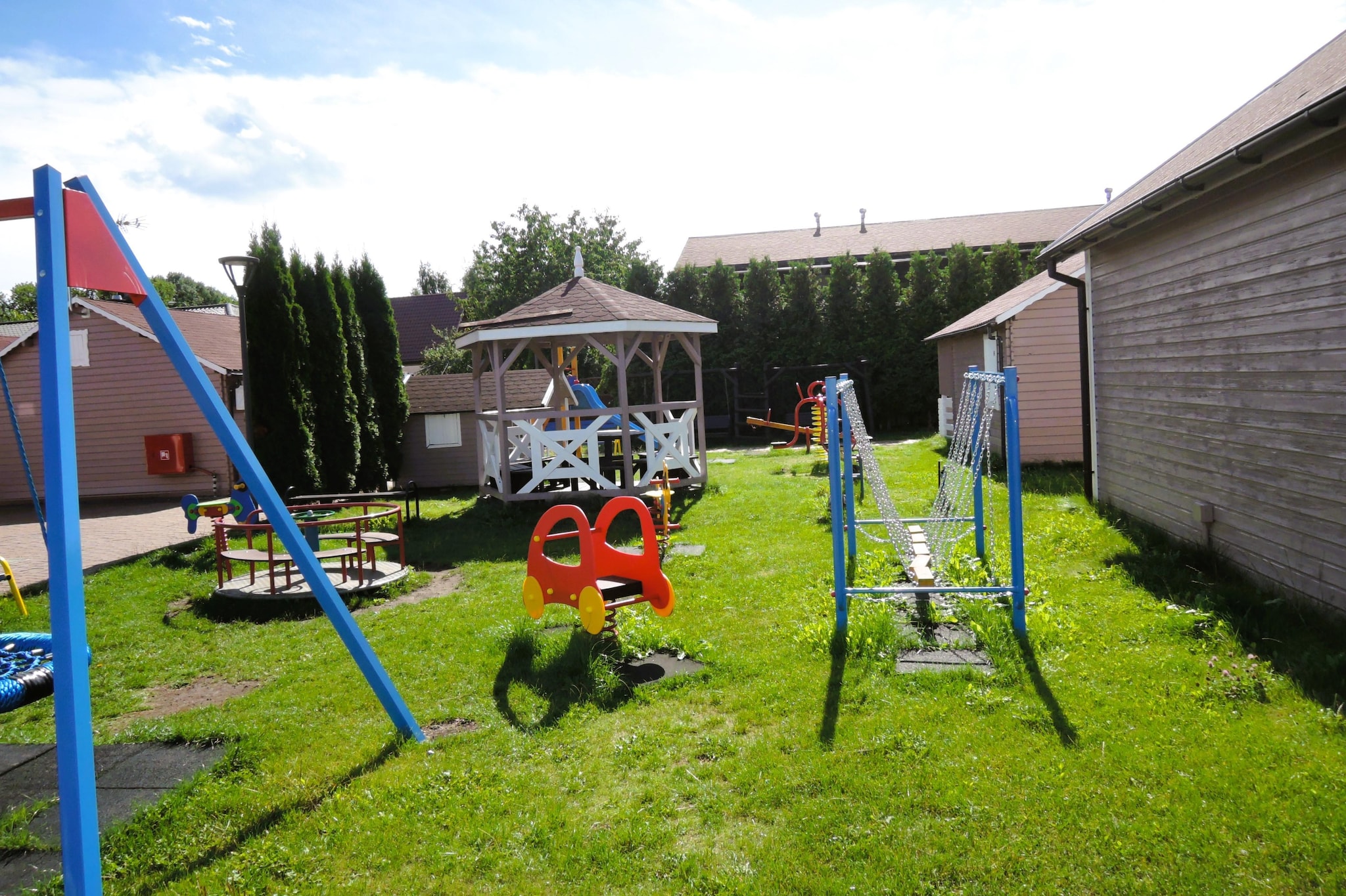 Domy wakacyjne w Międzyzdrojach z podgrzewanym basenem-Gardens in summer