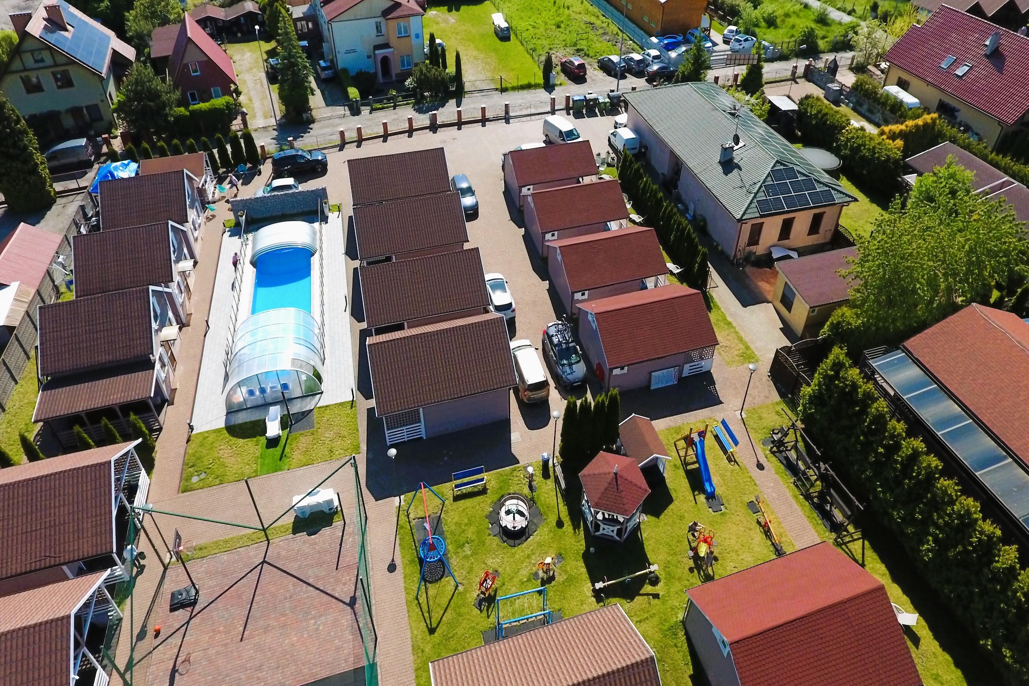 Domy wakacyjne w Międzyzdrojach z podgrzewanym basenem-Exterior in summer