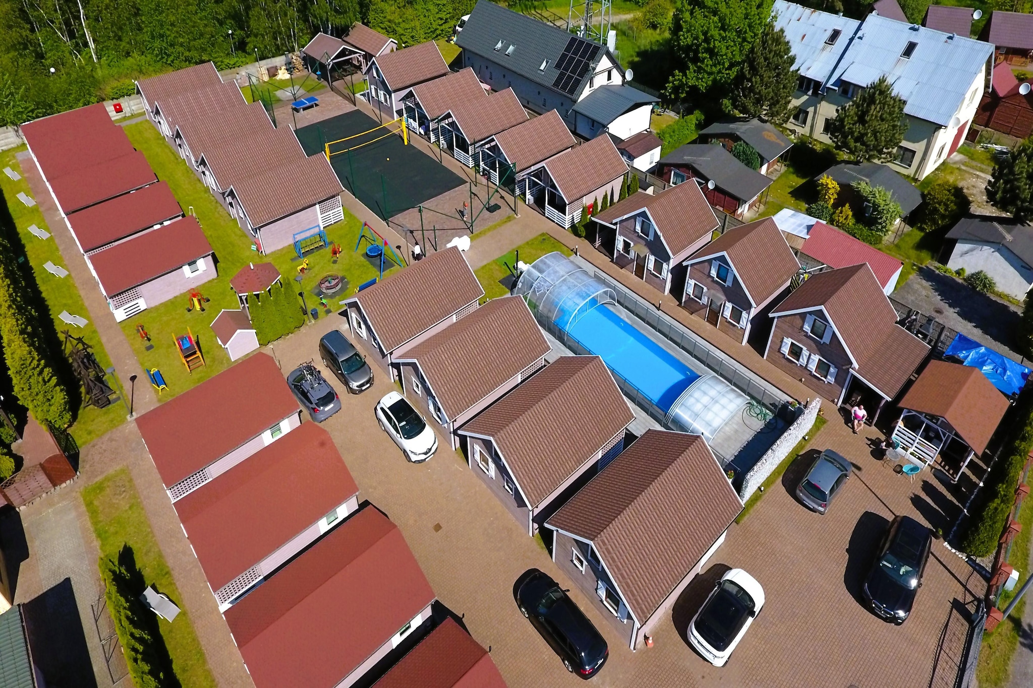 Domy wakacyjne w Międzyzdrojach z podgrzewanym basenem-Exterior in summer