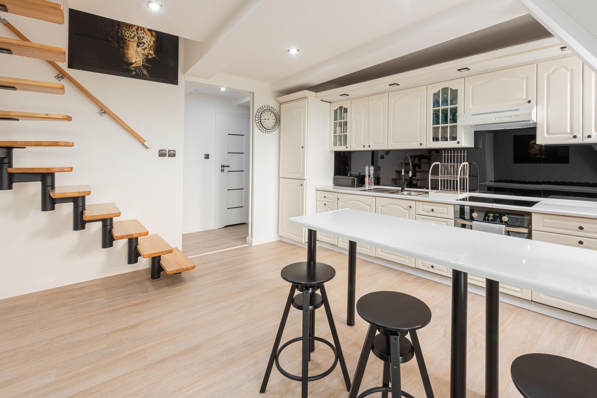 A luxurious holiday apartment in the heart of the resort, directly on the river (Parsęta) with a beautiful, panoramic view. Within reach of many restaurants, cafes, shops and the entire Kołobrzeg old town. On the other bank of the river, opposite the apartment, there is a kayak rental (in the summer season).
A comfortable, beautifully furnished and perfectly equipped apartment has 2 levels. Downstairs there is a spacious living room connected to a large kitchen. On this level there is also a bedroom and a bathroom with a shower. On the upper floor there is a second bedroom and a second bathroom (with a bathtub). The apartment has a large balcony. There is a washing machine. Central heating. Wireless internet is available.
Public parking on the neighboring streets surrounding the building.
The price of the stay includes: bed linen, towels, electricity and water consumption, internet, cot and highchair (prior notification required).
The biggest attraction of the Kolobrzeg health resort is undoubtedly the wide, sandy seaside beach. In addition, there are many walking trails, in the seaside park, along the seaside promenade, along the historic pier, in the old town. It is worth visiting the local lighthouse, the oceanarium, the sea port, the cathedral.
Attractions in the area: for families with children, we recommend going to the Pomerania Fun Park. This is a year-round park located in the village of Dygowo (approx. 15 km from Kołobrzeg). It offers numerous carousels, trampolines. There is a Viking village, a mini zoo and many other attractions. In Kołobrzeg, it is also worth visiting the Indian village, where you can get to know the regions of the cultures of the indigenous people of North America.