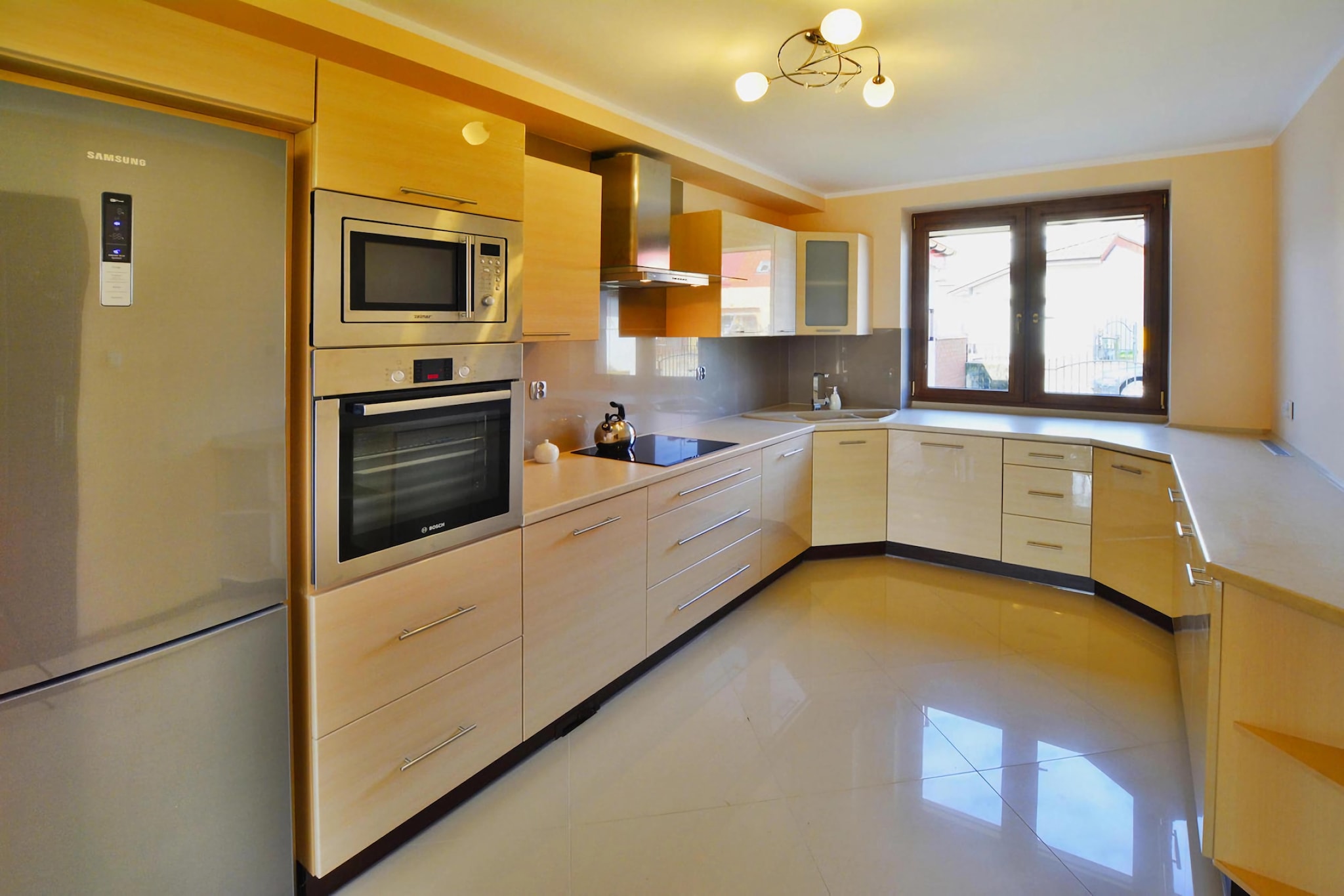 Ground floor: (open kitchen(hob(4 ring stoves, induction), electric kettle, toaster, coffee machine, oven, microwave, dishwasher, fridge-freezer), Living/bed room(double sofa bed, TV(flatscreen, satellite, german television channels), dining table, DVD player), bathroom(bath tub, washbasin, toilet, hairdryer))\n\nOn the 1st floor: (bedroom(double bed, TV(flatscreen, satellite, german television channels, international television channels)), bedroom(double bed, double sofa bed), bedroom(2x single bed), bathroom(shower, washbasin, washing machine), toilet(toilet), single box bed)\n\ngarage, Internet access, Lawn, baby bath, heating(central), terrace(roofed), garden(private, fenced, 350 m2), bicycle storage, garden furniture, sun loungers, BBQ(charcoal), parking, trampoline, sand pit, high chair, toys, baby crib(free)