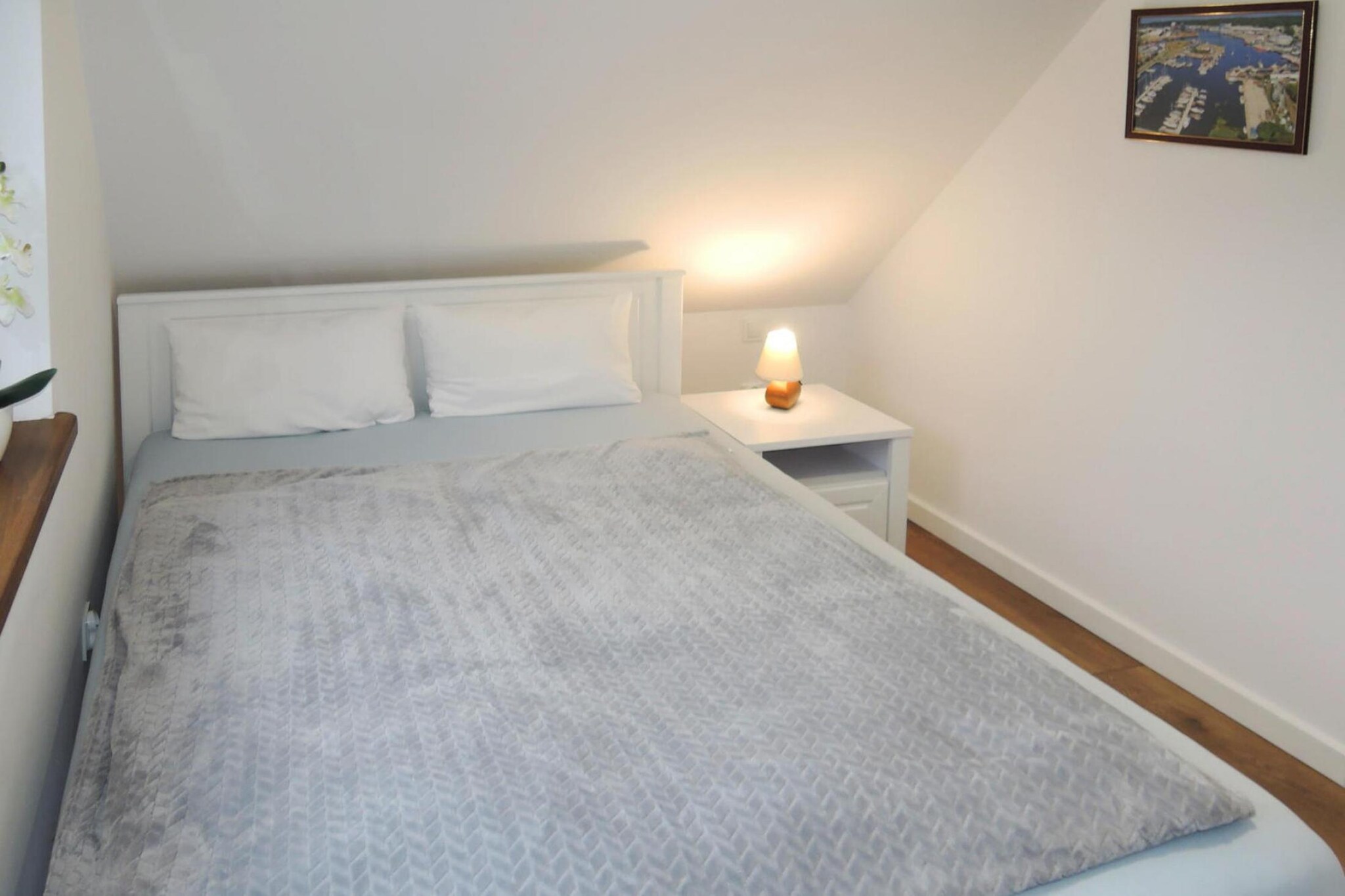 Ground floor: (open kitchen(hob, electric kettle, boiling water tap, toaster, espresso machine, dishwasher, fridge-freezer), Living/bed room(double sofa bed, TV(german television channels), dining table), bathroom(shower, washbasin, toilet))\n\nOn the 1st floor: (bedroom(double bed), bedroom(single bed, single bed))\n\ngrill, washing machine, heating(floor heating), terrace, garden, garden furniture, parking, high chair, baby crib(free)