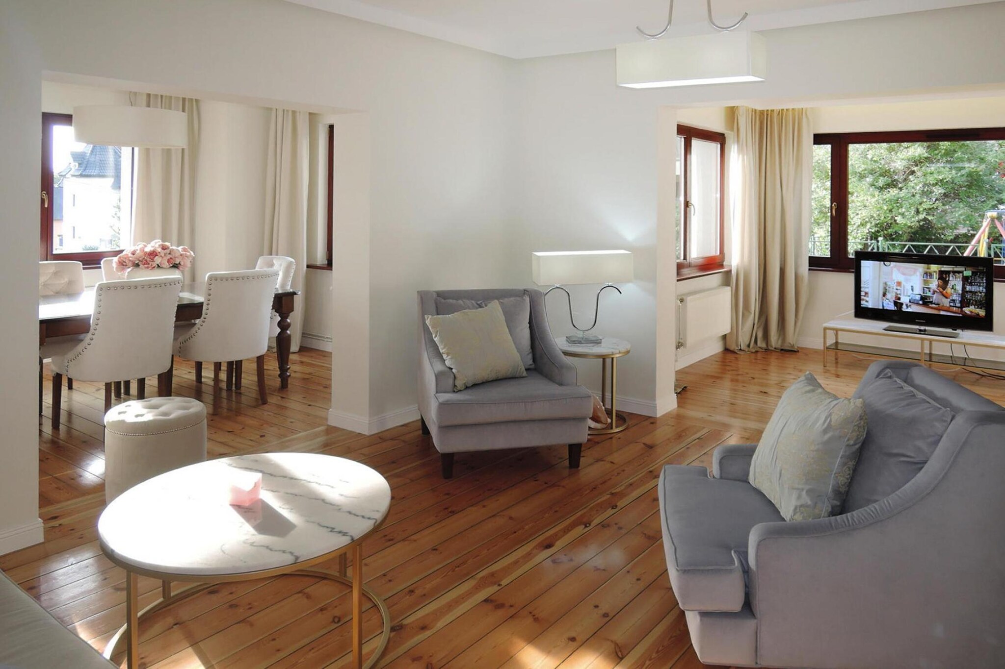 Spacious holiday home with WiFi, in a beautiful location right on the edge of the forest and only one kilometer from the beach on the Baltic Sea. Two families of friends will find an ideal holiday home here, as there are four bedrooms and two bathrooms. Little guests can safely romp on the fenced property and have fun on the swing and even four-legged friends can't escape here. The popular seaside resort of Miedzyzdroje is located on the island of Wolin, near the picturesque cliff on the Baltic Sea and not far behind the German-Polish border. The area is surrounded by green forests and with its many cycling and hiking trails is a dream for nature lovers. From the pier there is a lot of excursion traffic to the neighboring island of Usedom. There are also many cafes and restaurants along the promenade, where you can linger and enjoy a bit of culinary delights. In the center of the village you will find a large shopping arcade with small shops and there are also supermarkets and discounters.
Details: WLAN tourist tax Consumption-based energy costs, bed linen, towels, final cleaning
Activities nearby: On the Promanade, not far from the pier, you will find a concert shell where spa concerts take place regularly. Those who like to be active can rent bicycles and explore the beautiful surroundings, which are great for cycling. There are also walks and hikes through the surrounding beech forests. And don't miss a tasting of the delicious smoked fish, which you can buy at many locations here.
Not suitable for people with reduced mobility