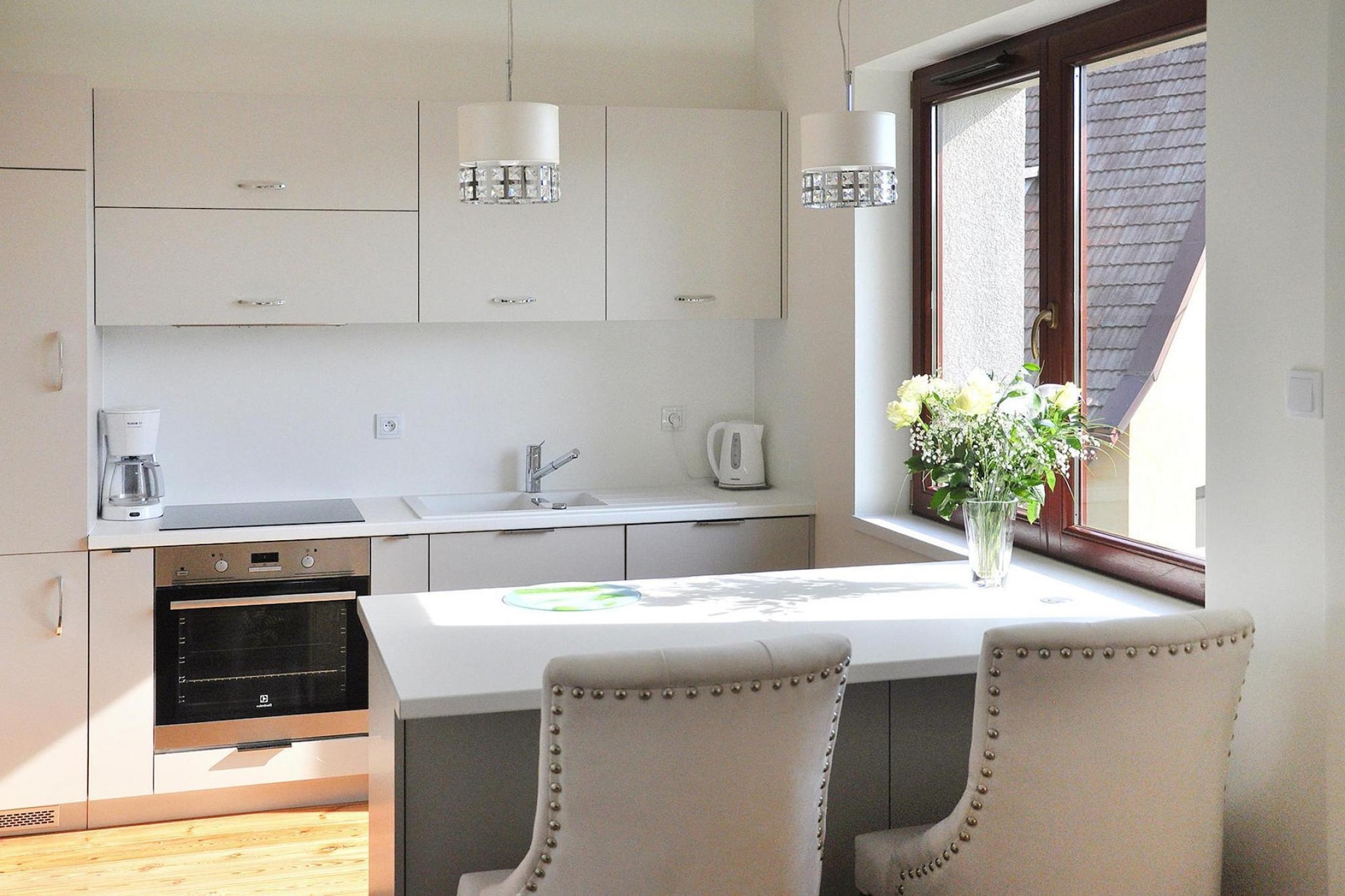 Ground floor: (Living room(TV(german television channels), seating area), dining room(dining table), Kitchen(electric kettle, boiling water tap, toaster, cooker(4 ring stoves, induction), espresso machine, oven, dishwasher, fridge-freezer), bathroom(bath tub, shower, washbasin, toilet, washing machine), library)\n\nOn the 1st floor: (bedroom(double bed, TV(german television channels)), bedroom(double bed, TV(german television channels)), bedroom(double bed, TV(german television channels)), bedroom(2x single bed, TV(german television channels)), bathroom(shower, washbasin, toilet, bidet))\n\noven, grill, balcony, heating(gas), terrace, garden furniture, parking, high chair, Swing set, baby crib(free)