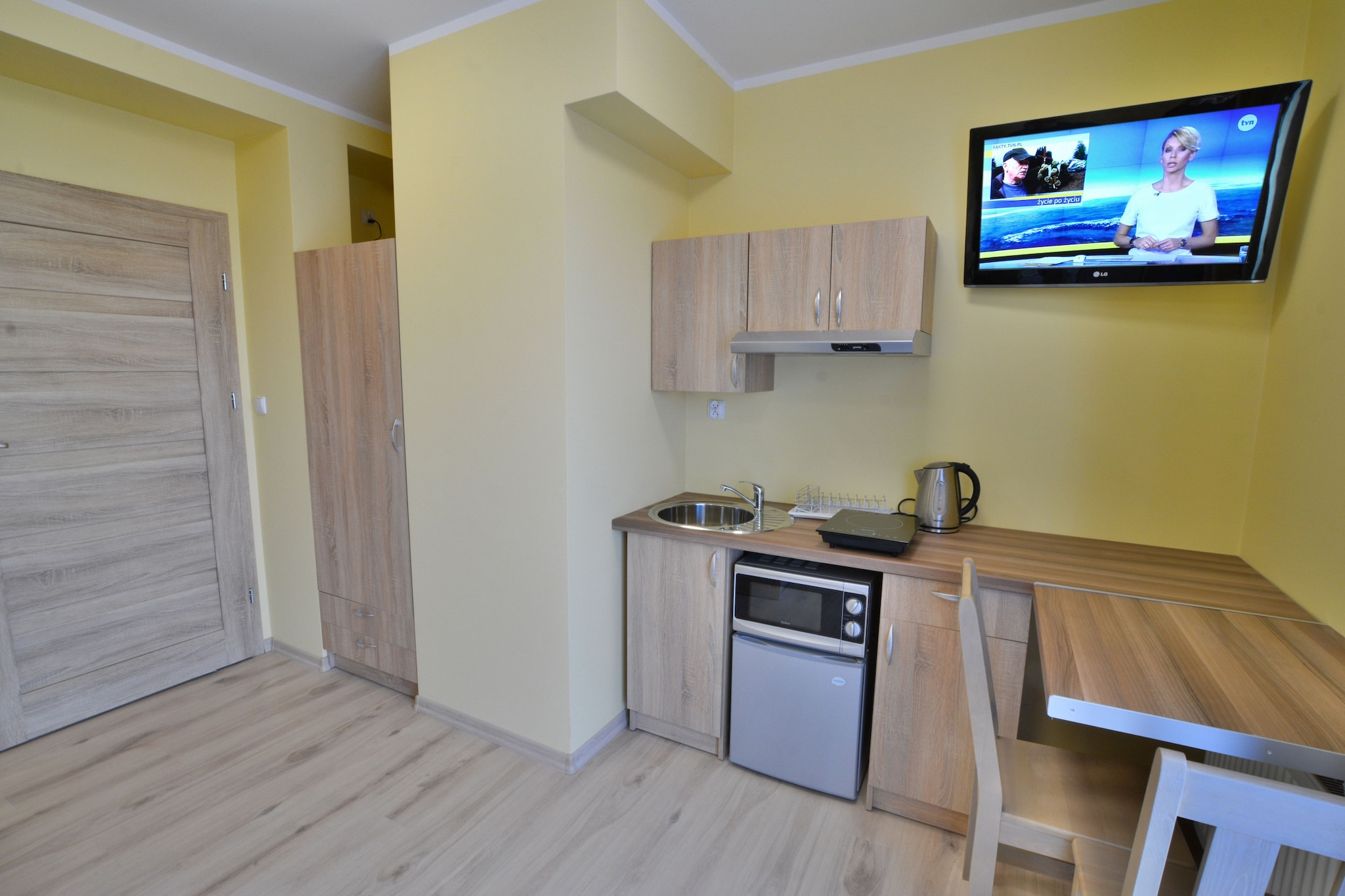 Attic: (open kitchen(electric kettle, cooker(induction), microwave, fridge-freezer), Living/bed room(double sofa bed, TV(flatscreen, german television channels), dining table), bathroom(shower, washbasin, toilet))\n\nReception, Play area, Lawn, heating(central), garden(shared with other guests, fenced, 1800 m2), BBQ(charcoal), parking, trampoline(shared with other guests), sand pit(shared with other guests), play equipment(shared with other guests), slide(shared with other guests), table tennis table(shared with other guests), Garden shed, Swing set, baby crib(free)