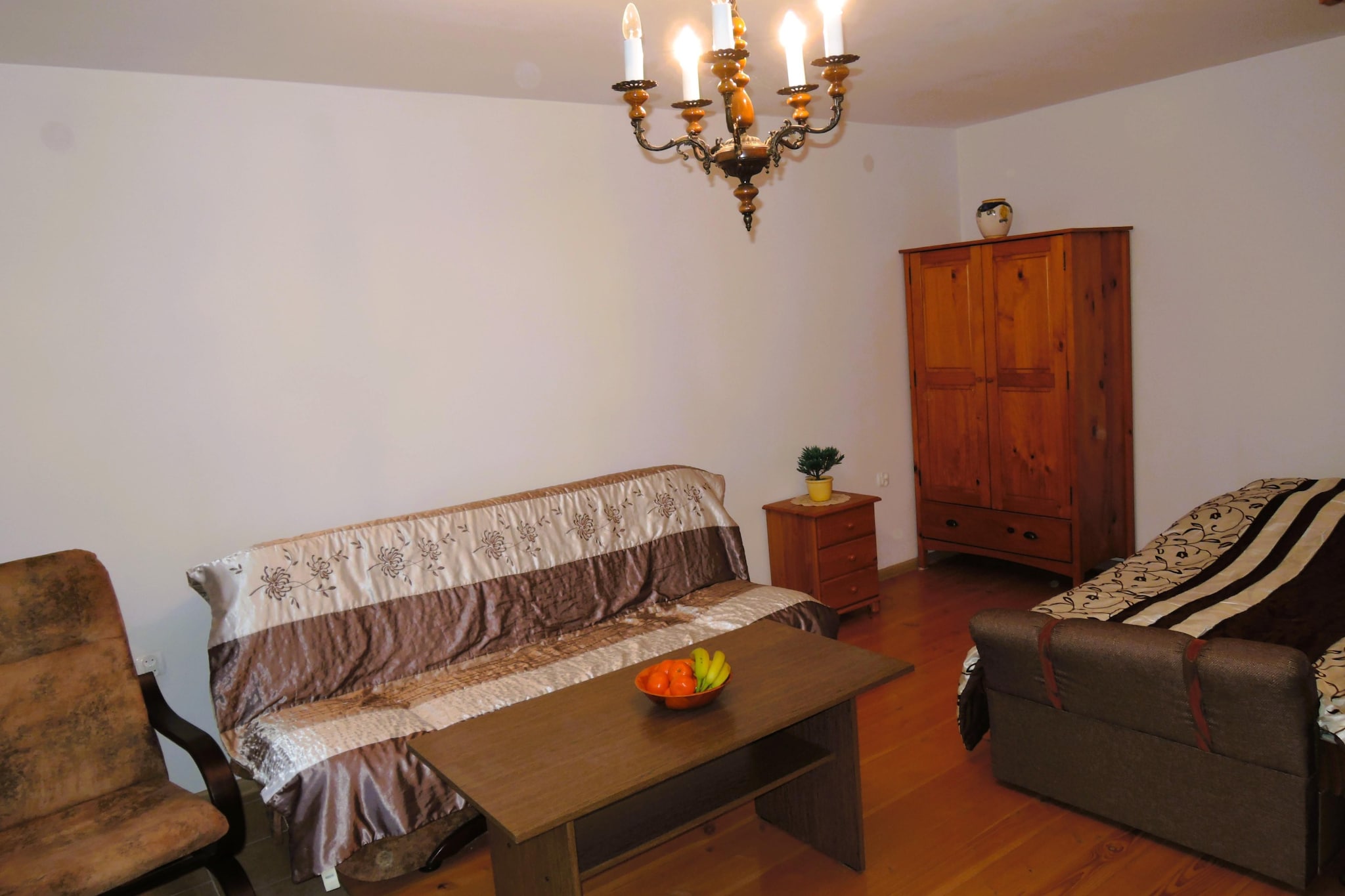 Ground floor: (Kitchen(dining table, stove, hob, electric kettle, coffee machine, fridge-freezer), Living/bed room(single sofa bed, single sofa bed, TV), bedroom(2x single bed), bedroom(double bed), bathroom(shower, washbasin, toilet))\n\nradio, oven, garden, parking