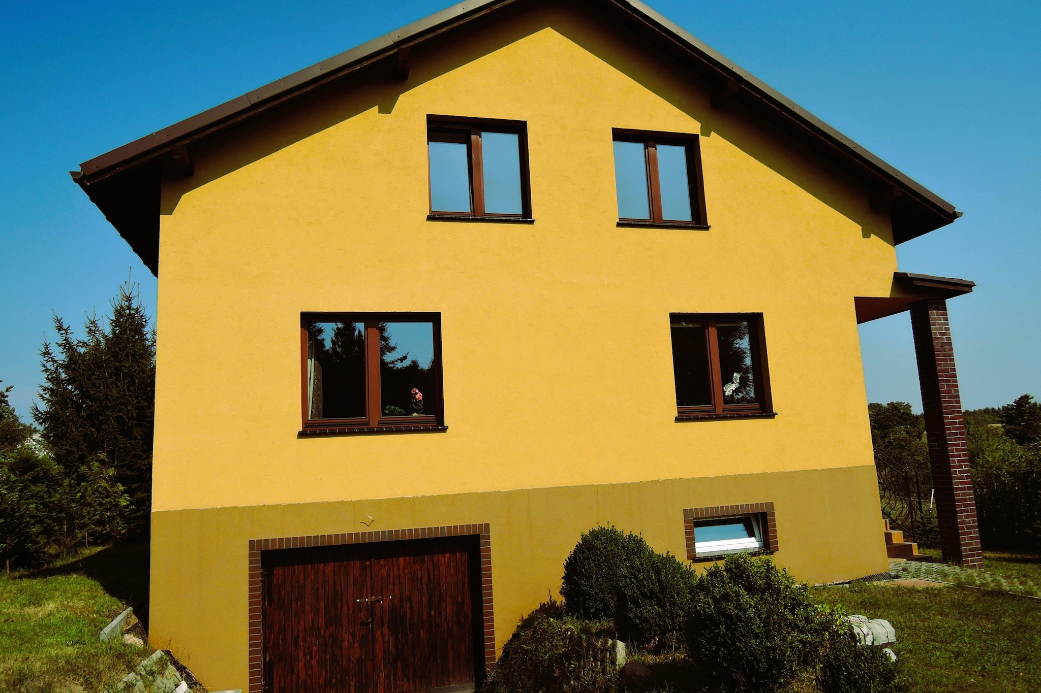 Ideal for nature lovers in a quiet location: newly built holiday home with cozy furnishings and a private garden. You live at the perfect starting point for trips to Swinoujscie or Misdroy. Anglers also get their money's worth here, there are 7 lakes in the area - ideal for a holiday in quiet surroundings and near the Baltic Sea! The small village of Kolczewo is located in the middle of the island of Wollin, directly on Lake Kolzow and only three kilometers from the beaches of the Baltic Sea. Here you can enjoy the tranquility of nature, but are still quickly in the lively seaside resorts of the Baltic Sea. Line buses also take you comfortably to the cities of KoÅ‚obrzeg or ÅšwinoujÅ›cie, and in summer they even run quite frequently. Activities nearby : Improve your handicap at the local golf course, which is the only one on Wolin Island. Kolczewo borders on Lake Kolzow and the Polish Baltic Sea is not far away. You can easily reach the beach via a path through the forest. You can also take the bus directly to KoÅ‚obrzeg or ÅšwinoujÅ›cie. In the summer months, the bus runs quite frequently between the two places. Beach mermaids and bathing fans will find happiness in the Baltic Sea resort of Misdroy, which is one of the most beautiful seaside resorts on the Polish coast. The National Park Museum is also located there. A visit to the bison enclosure is exciting for the whole family.