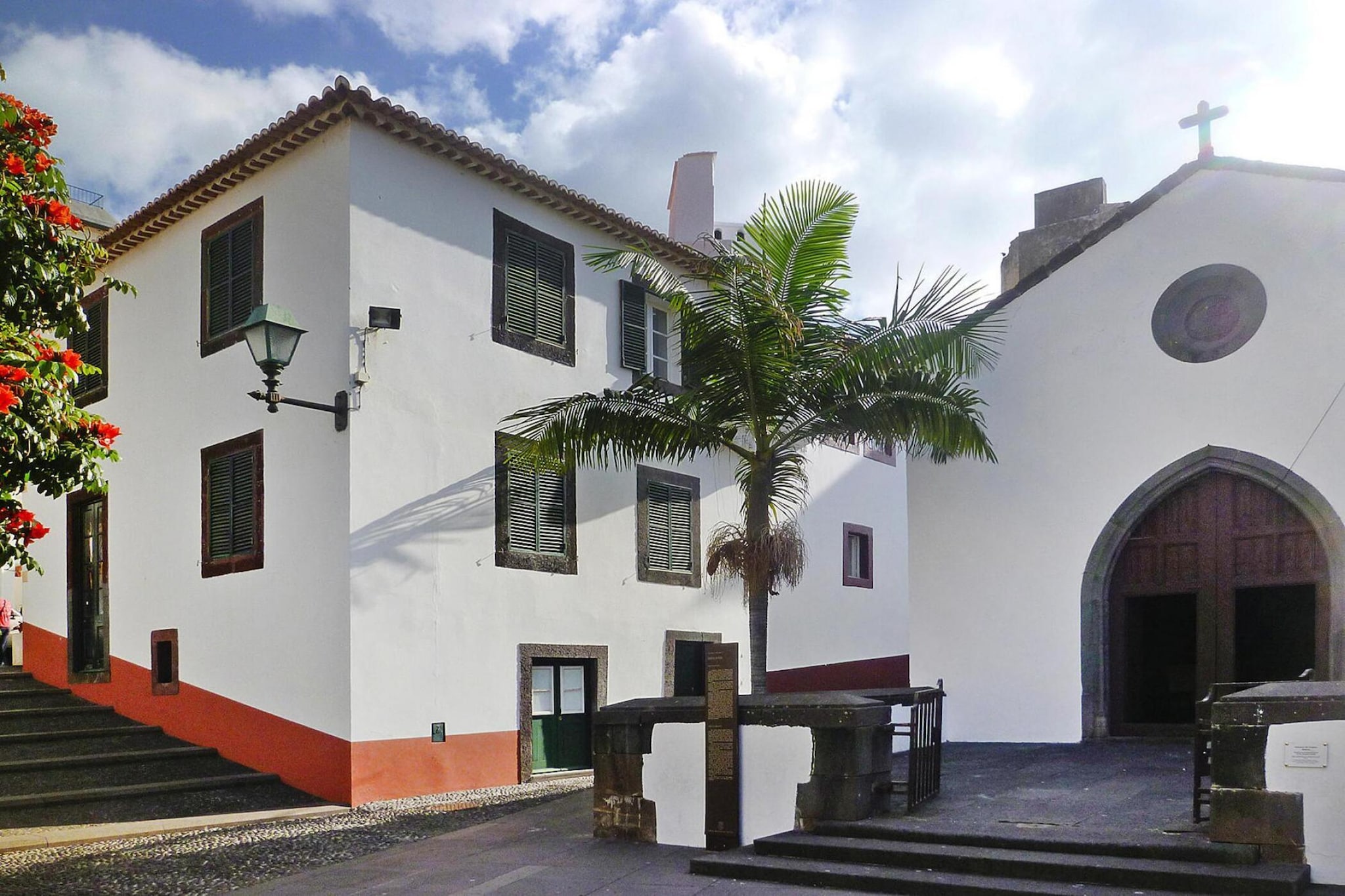 Experience Funch and its sights up close! Small terraced house renovated in 2014 in the old town (Zona Velha) of Funchal, just a few minutes walk from the city center. While the exterior renovation of the house emphasized the preservation of the architectural style, the interior was designed in a modern way.
Included: Consumption-based energy costs, bed linen, towels, final cleaning, WiFi
Activities nearby: Funchal offers numerous attractions such as Avenida do Mar, the Cathedral and the Market Hall (Mercados dos Lavradores). The chapel Capela do Corpo Santo is located in the immediate vicinity of the house. The various festivals in Funchal, such as the spring flower festival or the turn of the year, are unforgettable experiences
Not suitable for people with reduced mobility